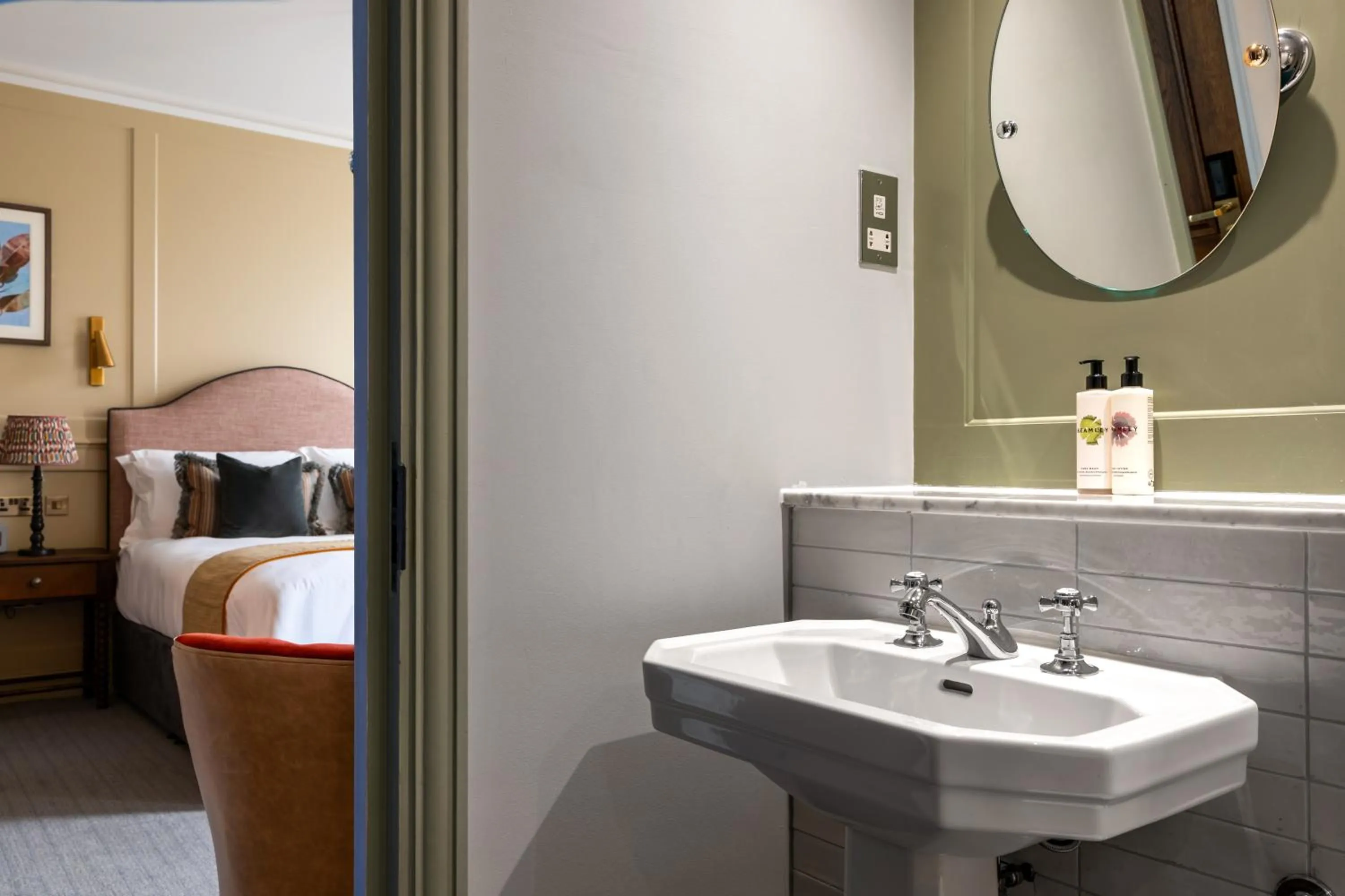 Bathroom, Bed in Coach & Horses Hotel