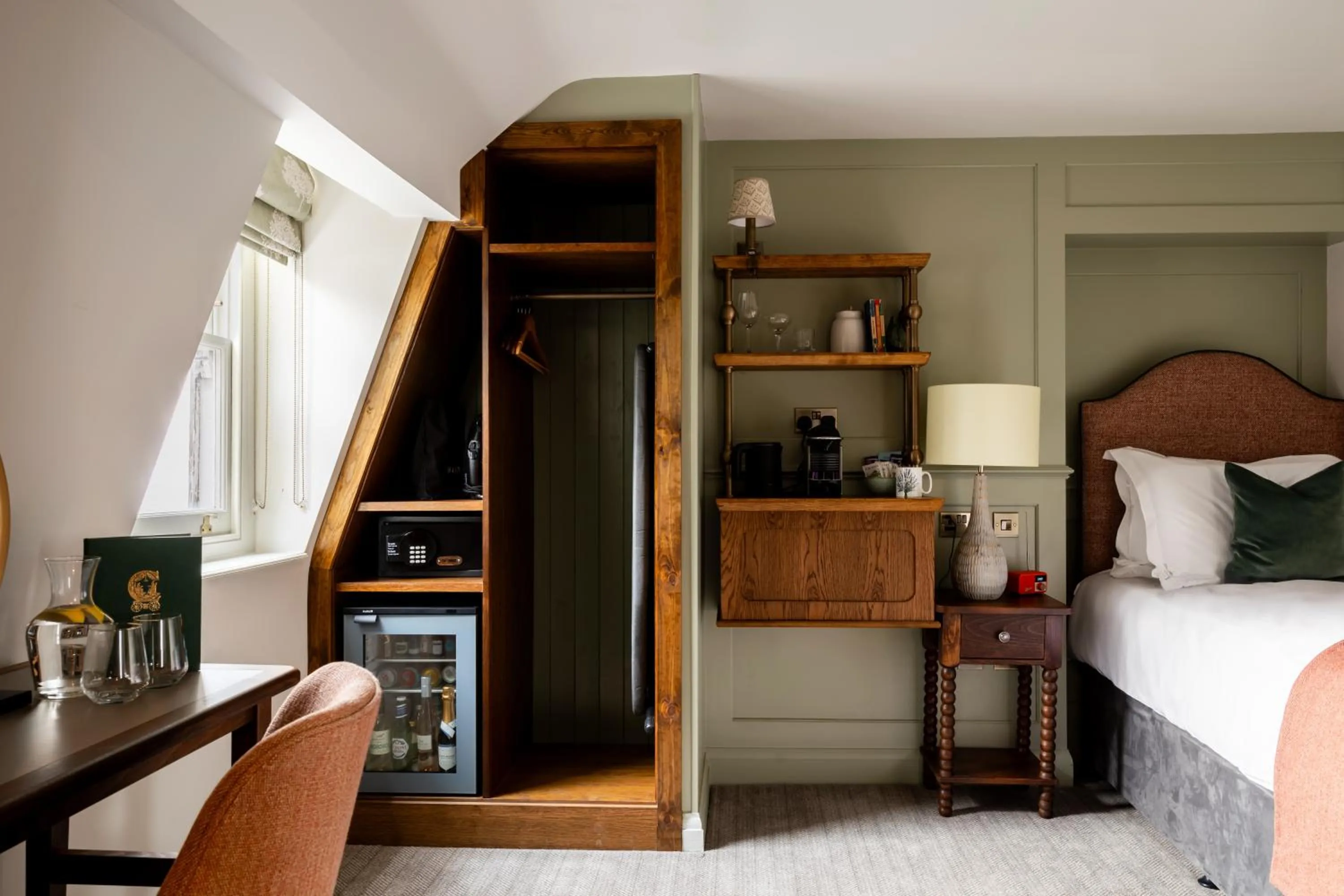 Bedroom, Bed in Coach & Horses Hotel