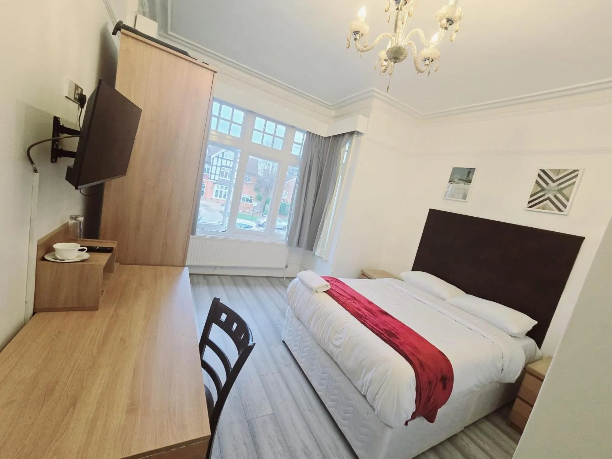 Bedroom, Bed in Kingswood Hotel