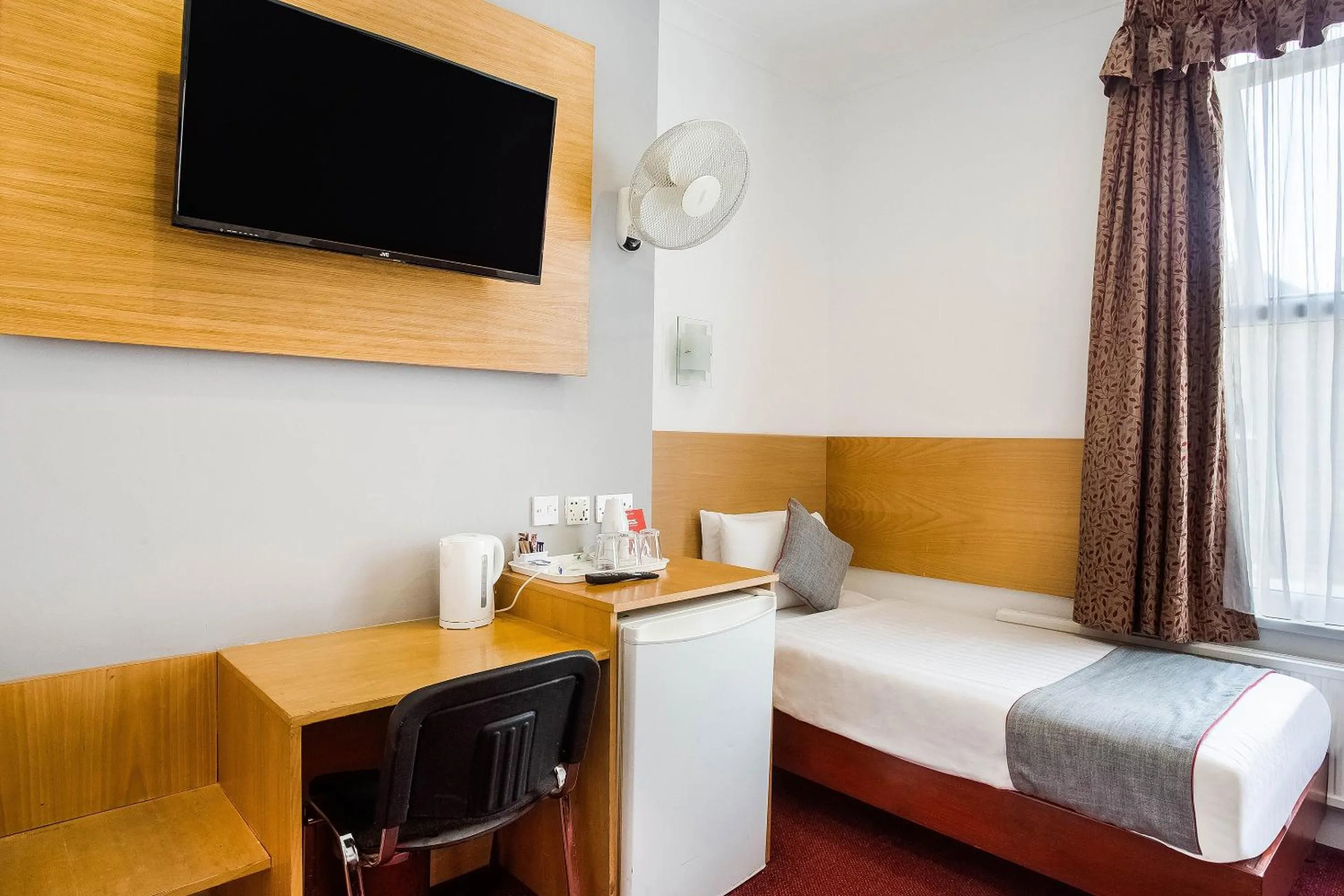 Bedroom, Bed in OYO London Guest House