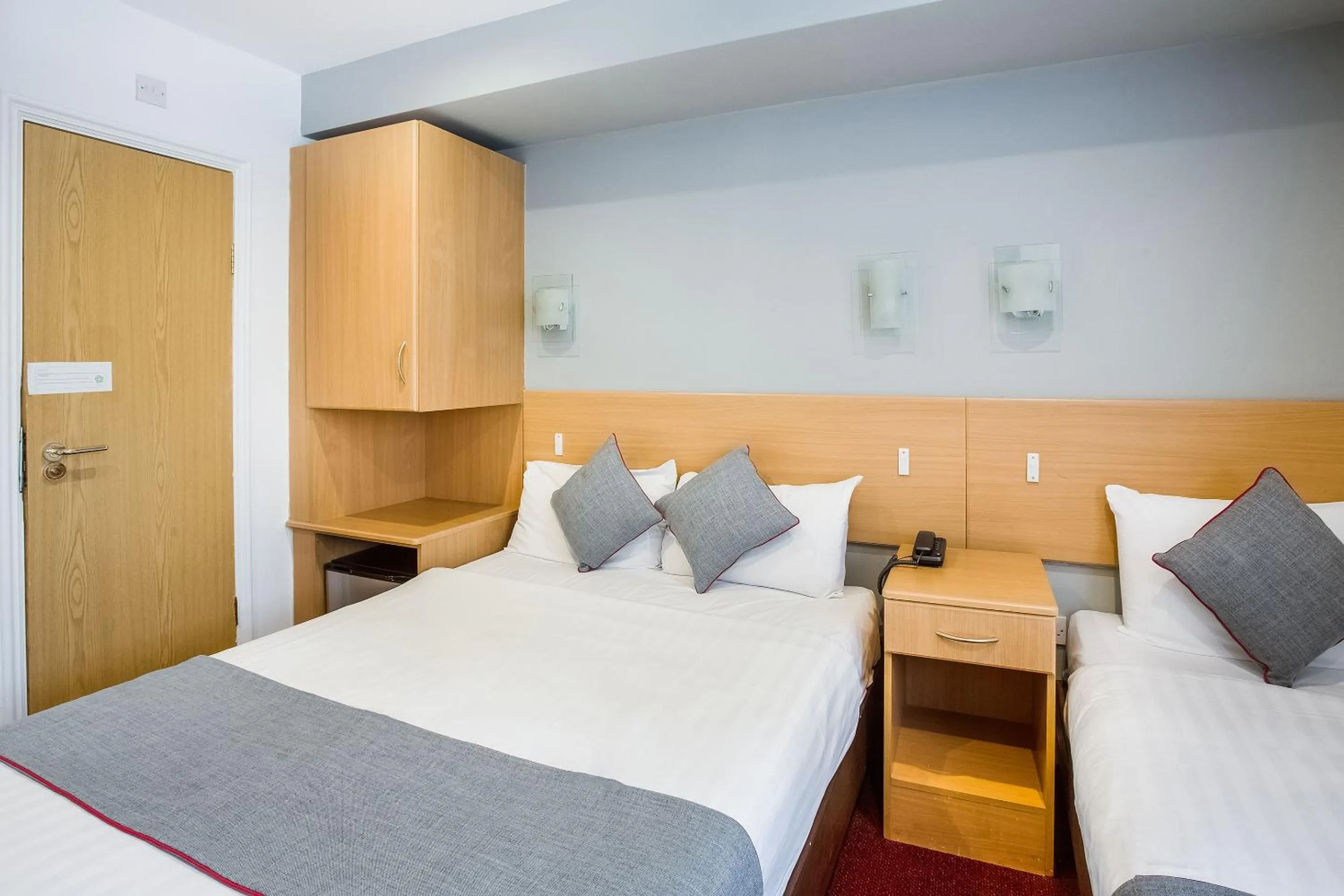 Bedroom, Bed in OYO London Guest House