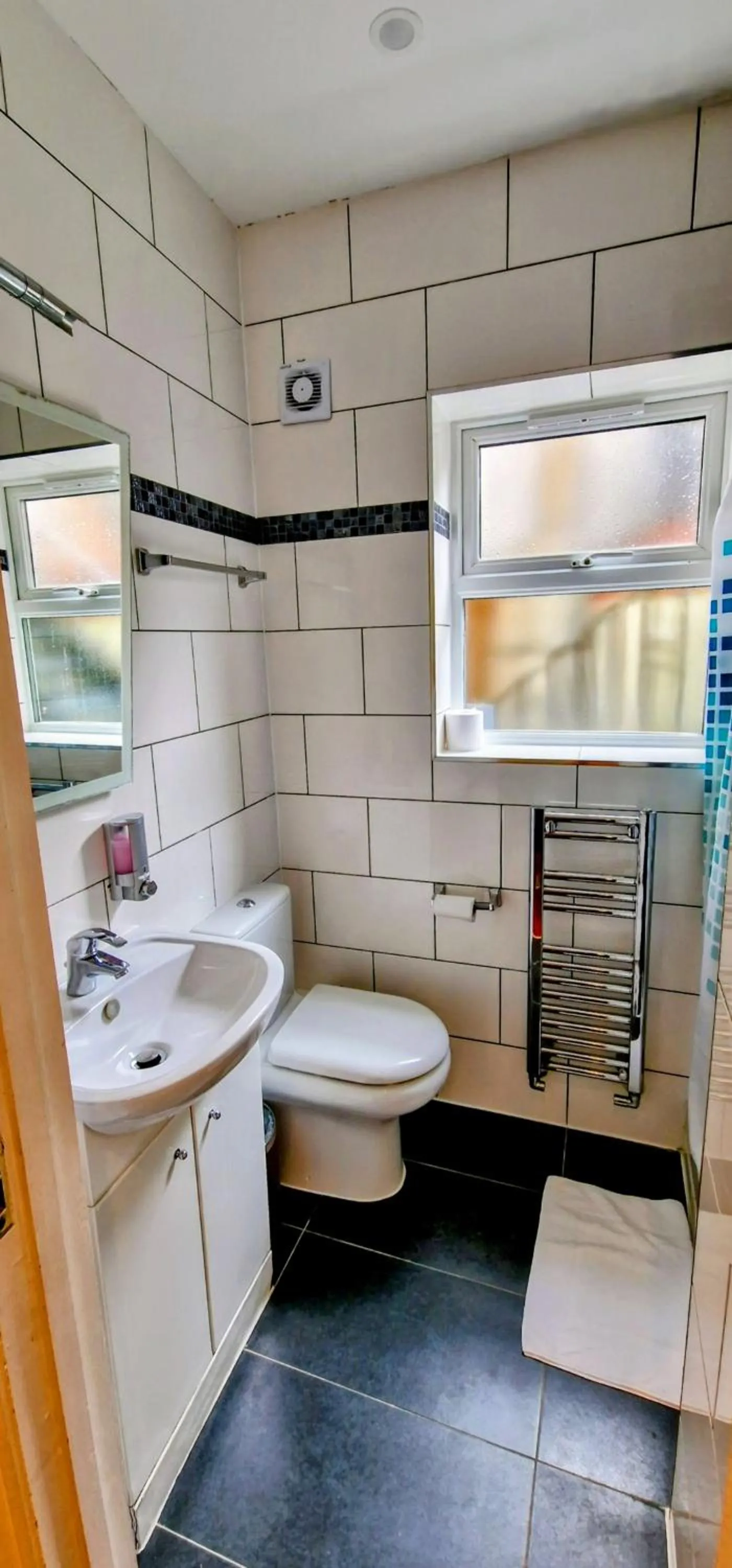 Bathroom in OYO London Guest House