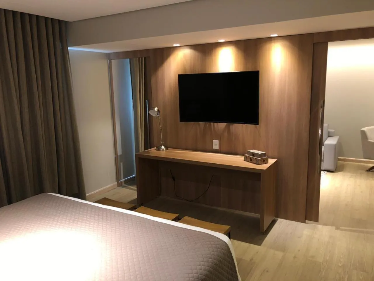 TV and multimedia, Bed in Dubai Suites