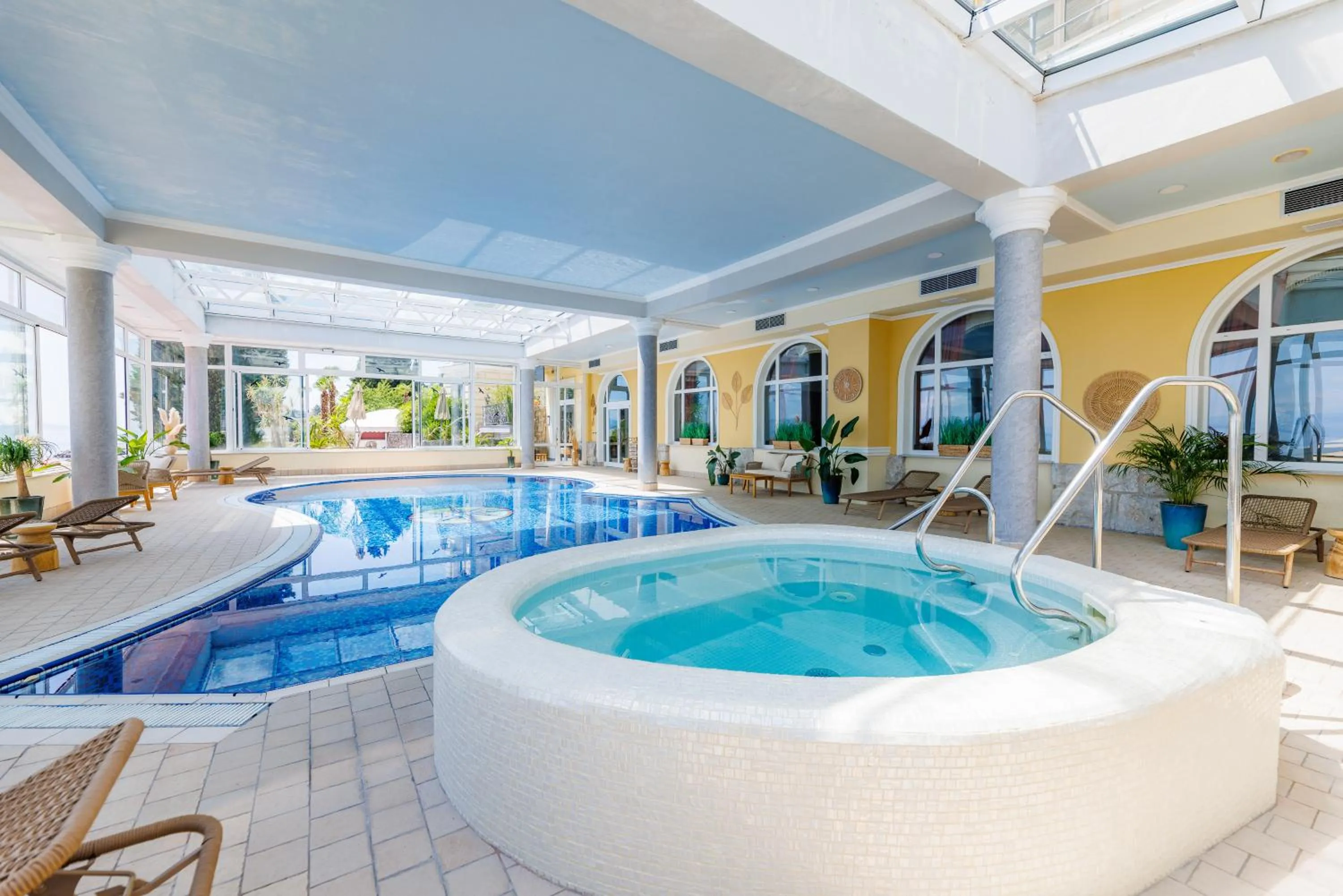 Hot Tub in Hotel Savoy