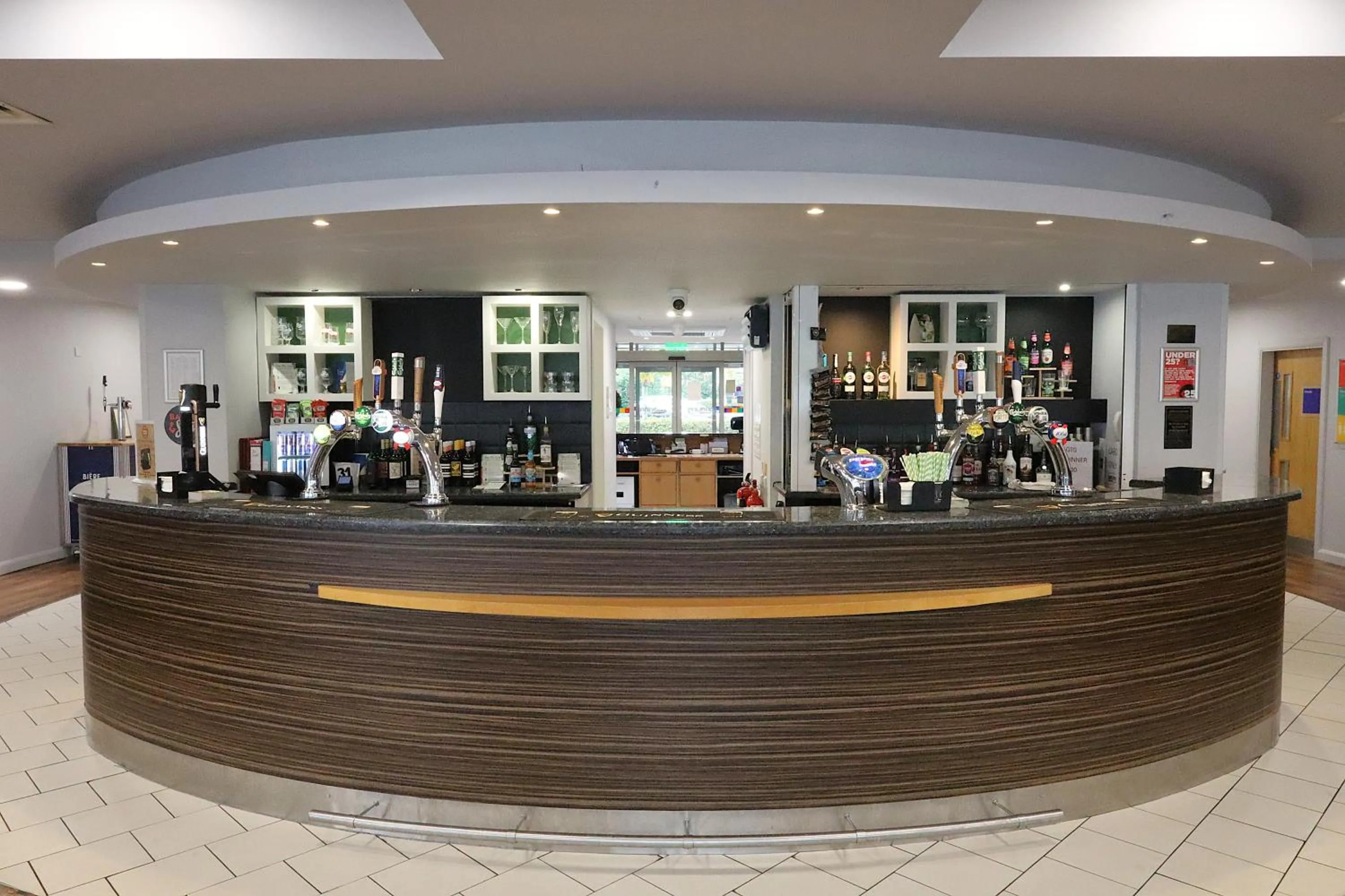 Lounge or bar in Park Inn by Radisson Birmingham Walsall