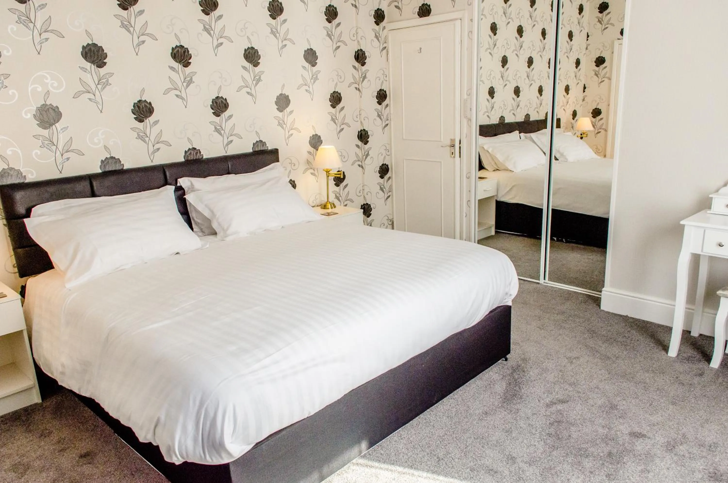 Bedroom, Bed in The Avenue