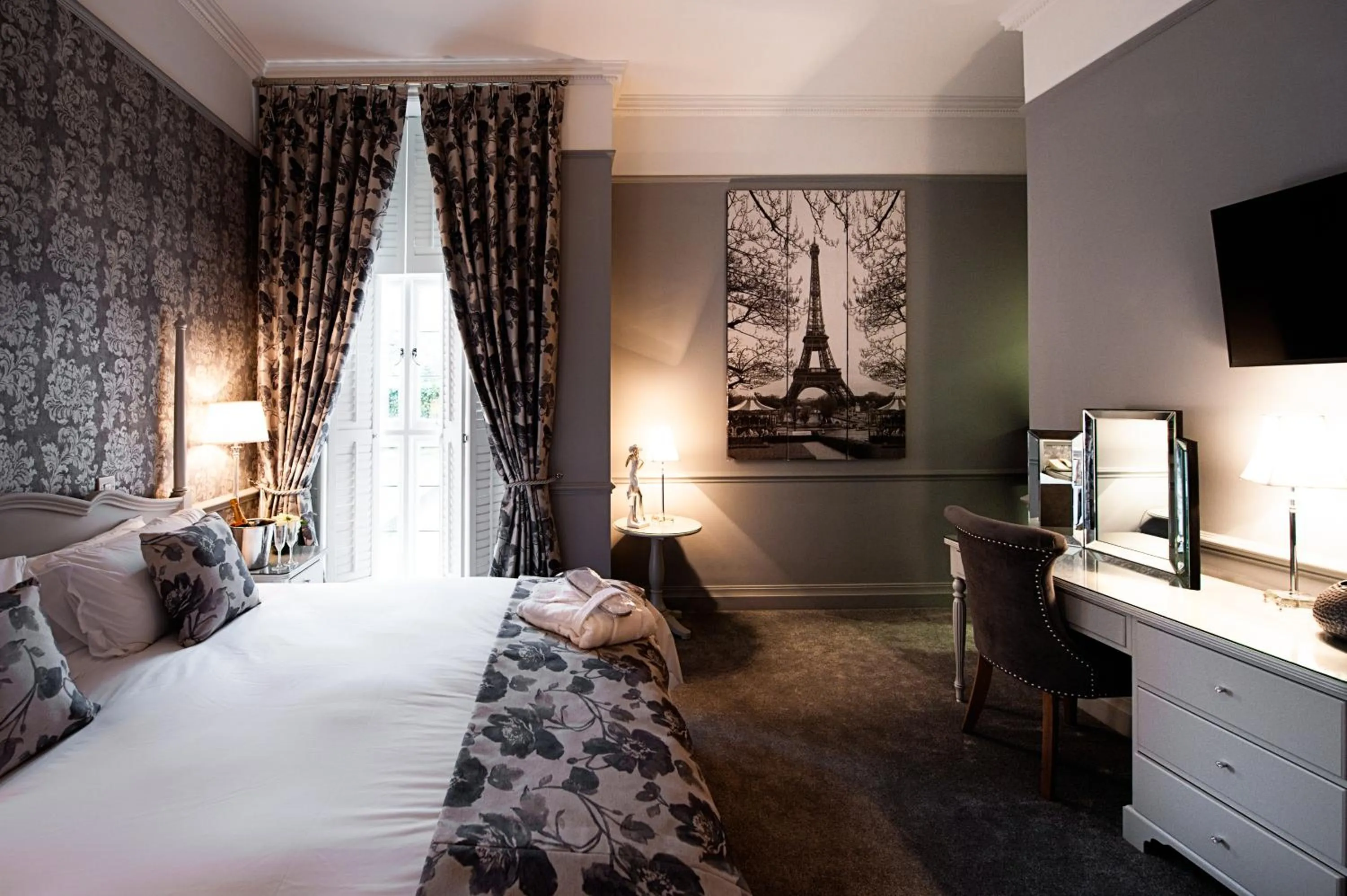 Bed in Greenwoods Hotel & Spa