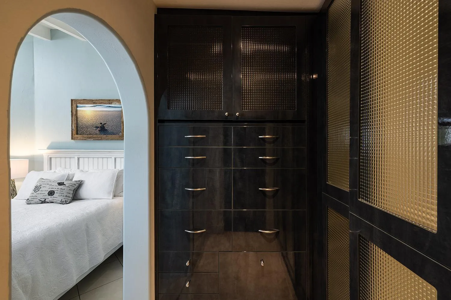 Bed in Kona Kai Resort and Gallery