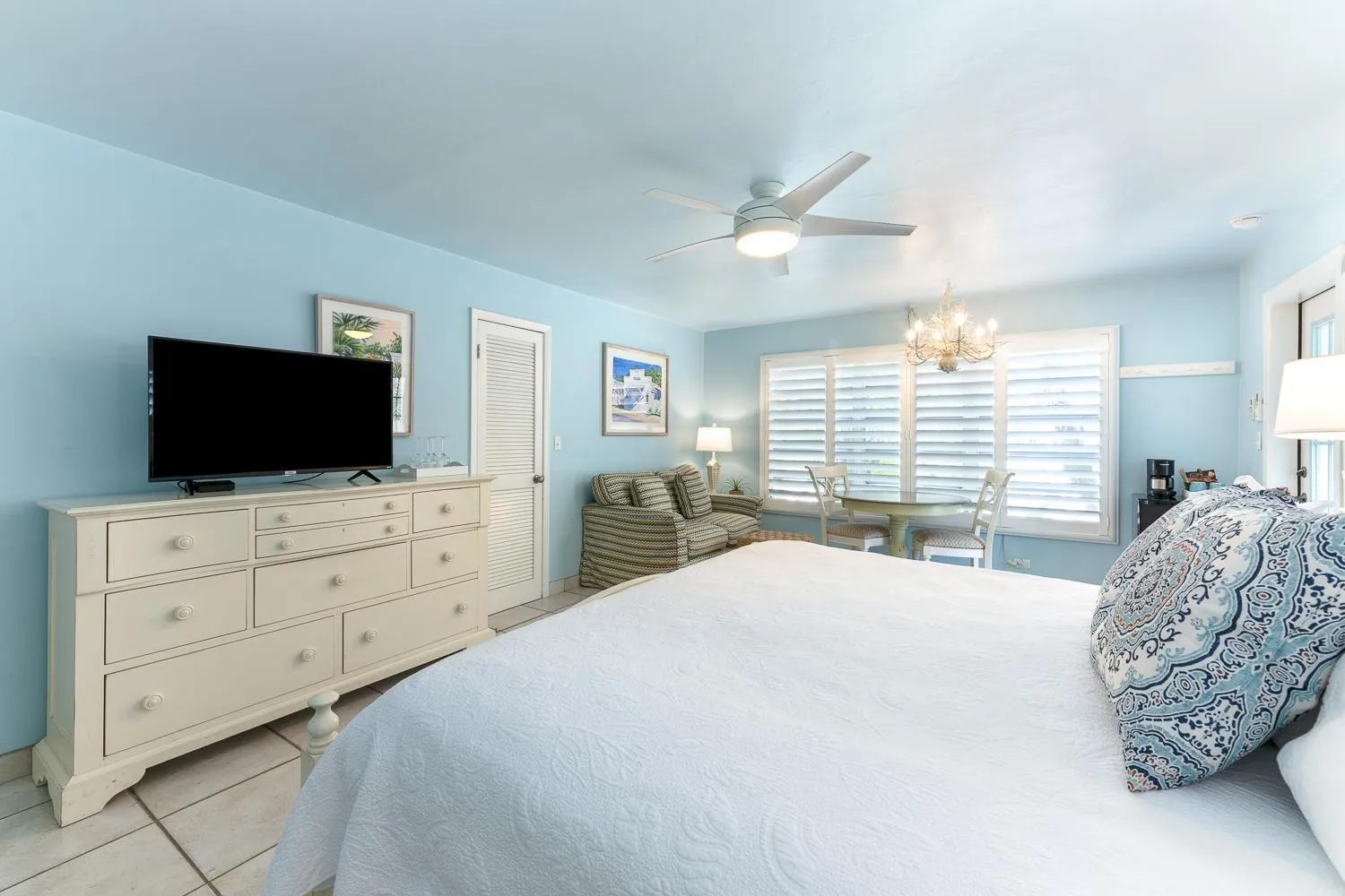 Bed in Kona Kai Resort and Gallery