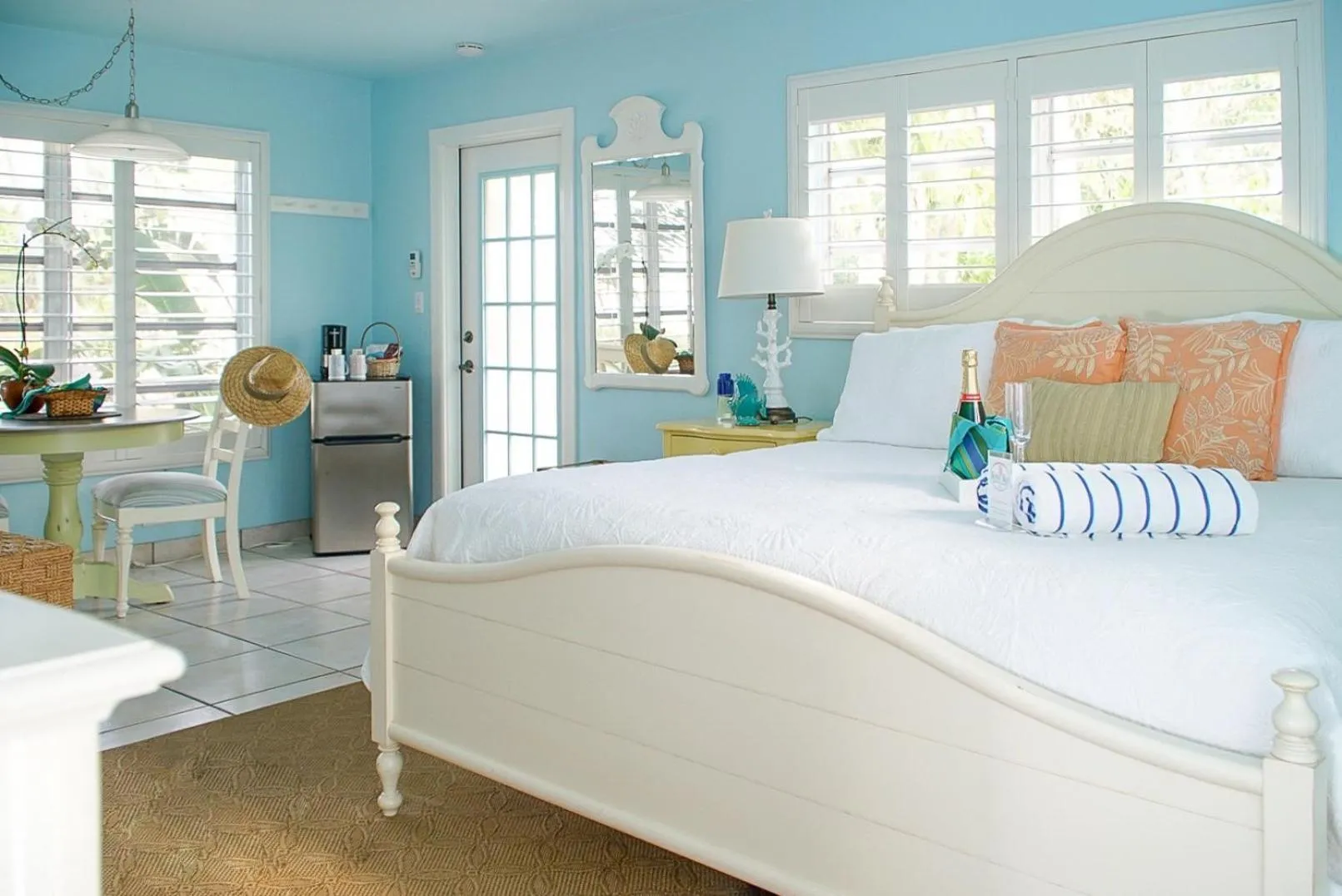 Bed in Kona Kai Resort and Gallery