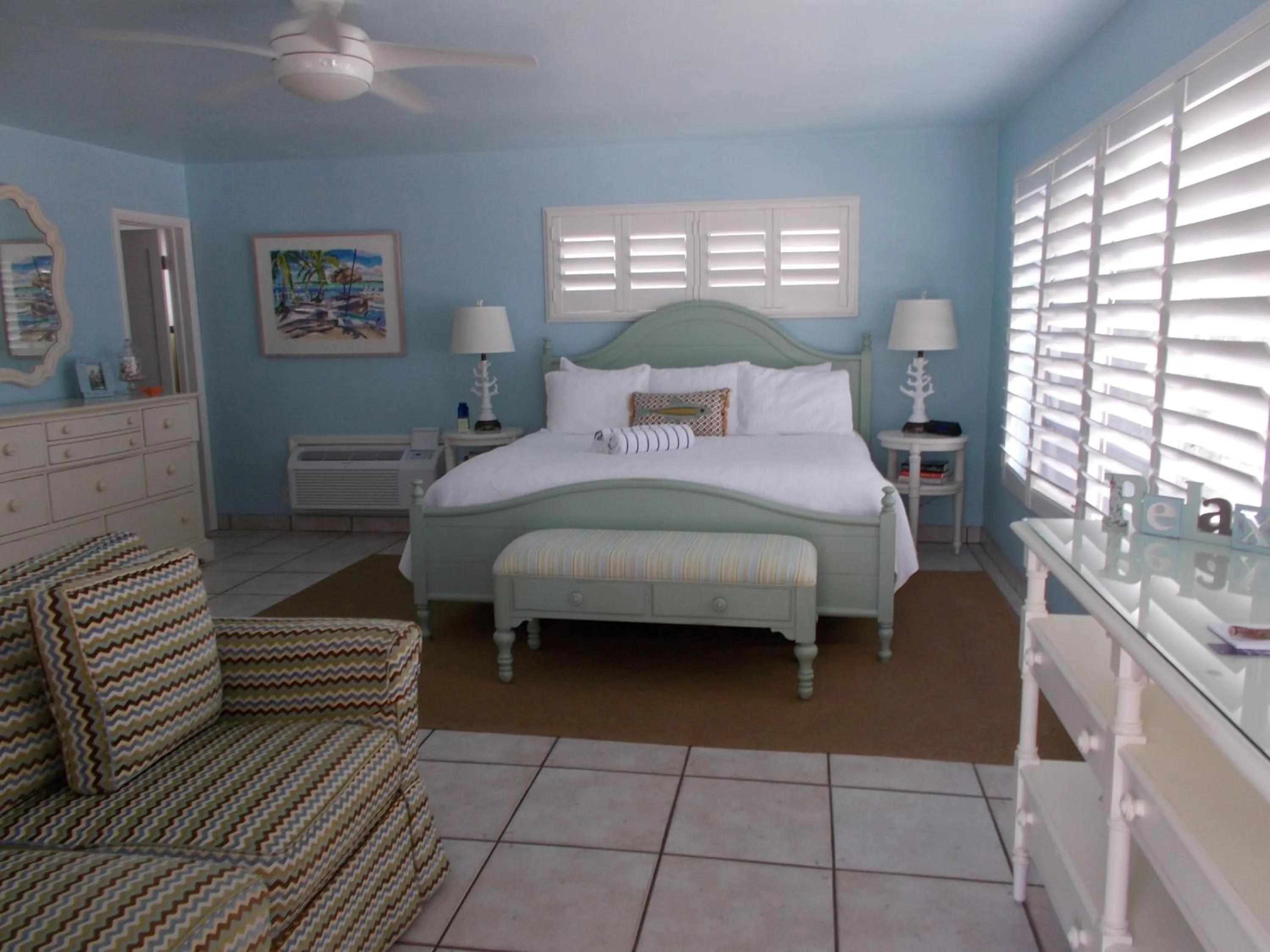 Seating area, Bed in Kona Kai Resort and Gallery