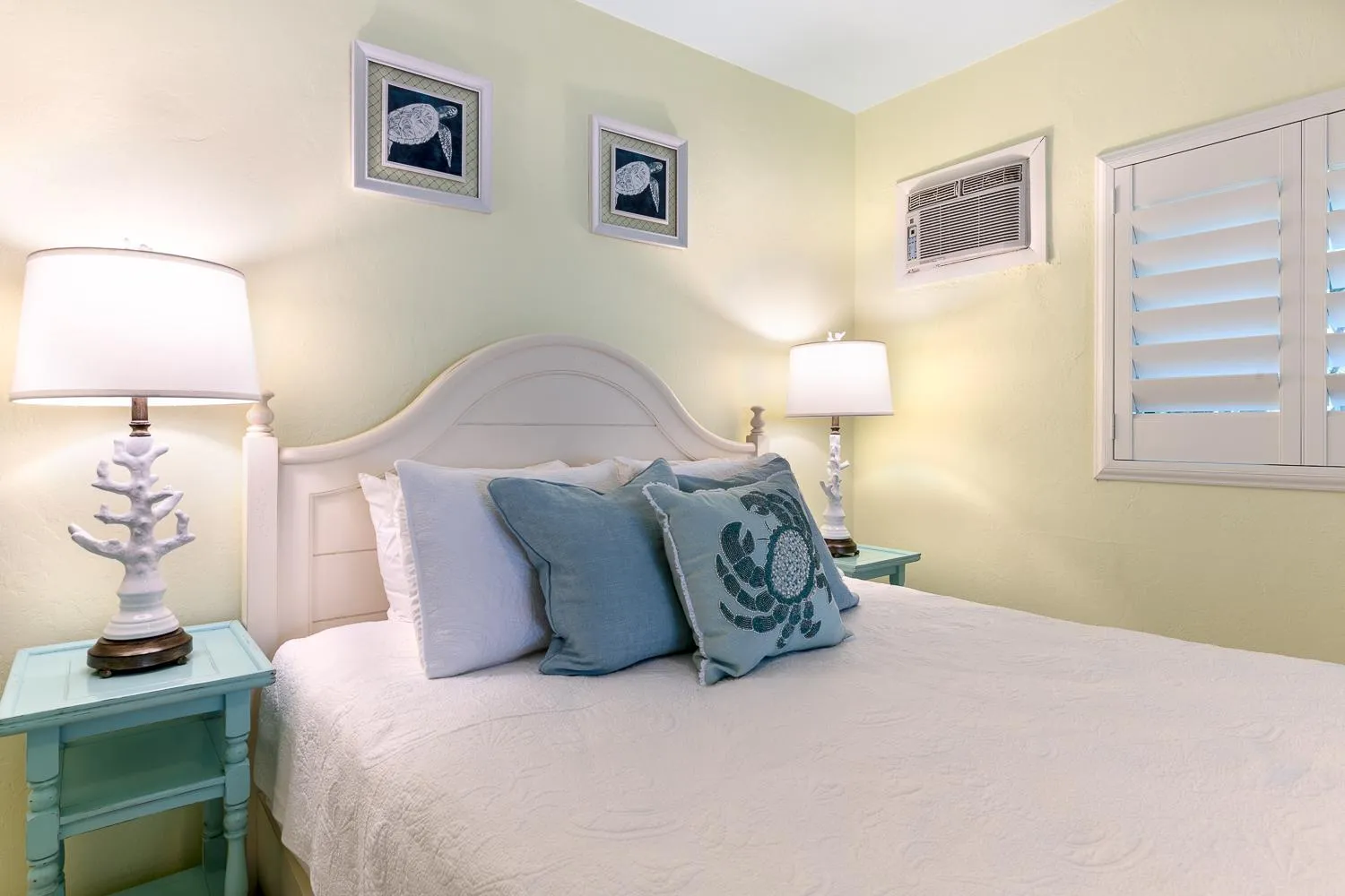 Bed in Kona Kai Resort and Gallery