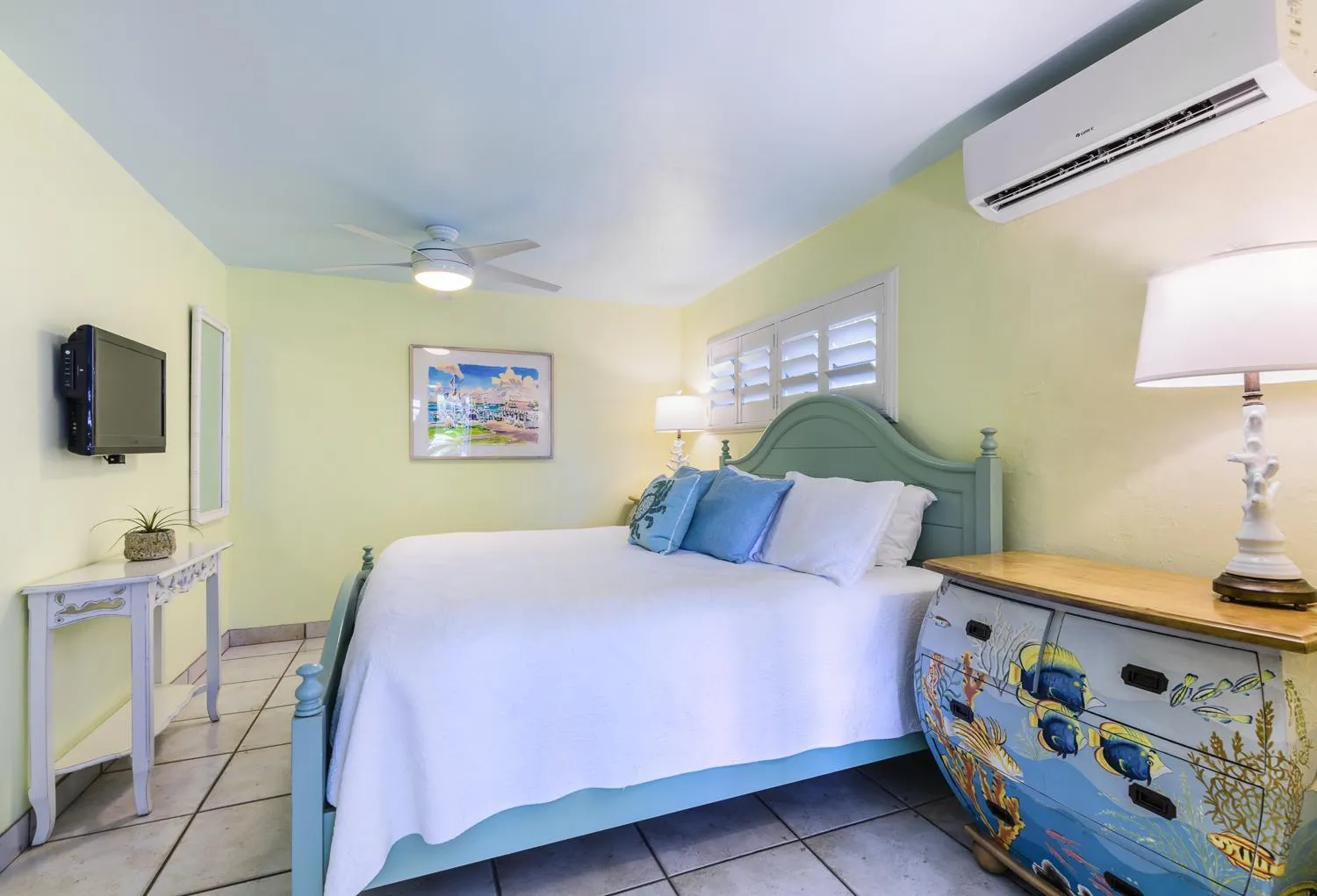 Bed in Kona Kai Resort and Gallery