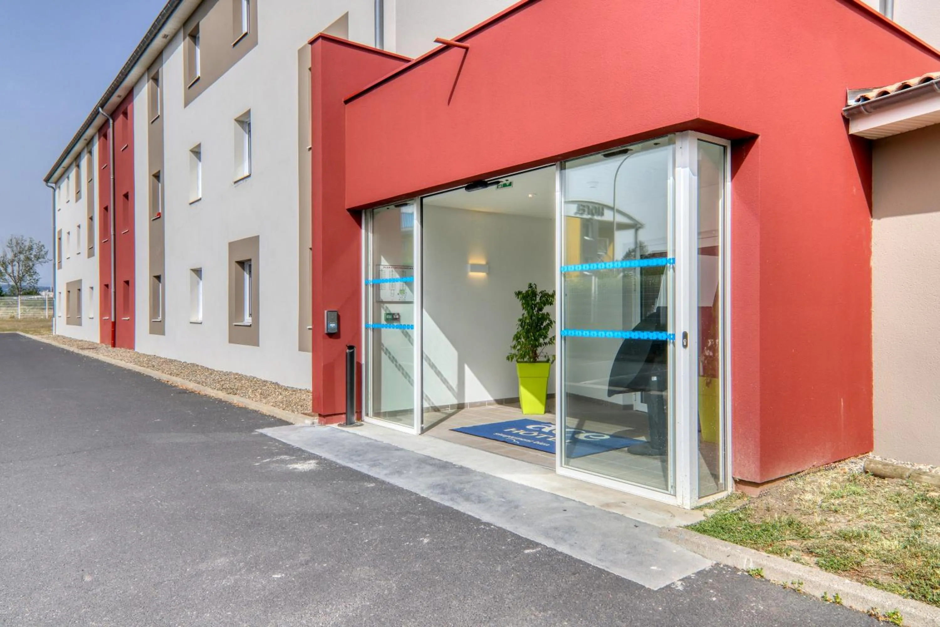 Facade/entrance in Ace Hotel Issoire