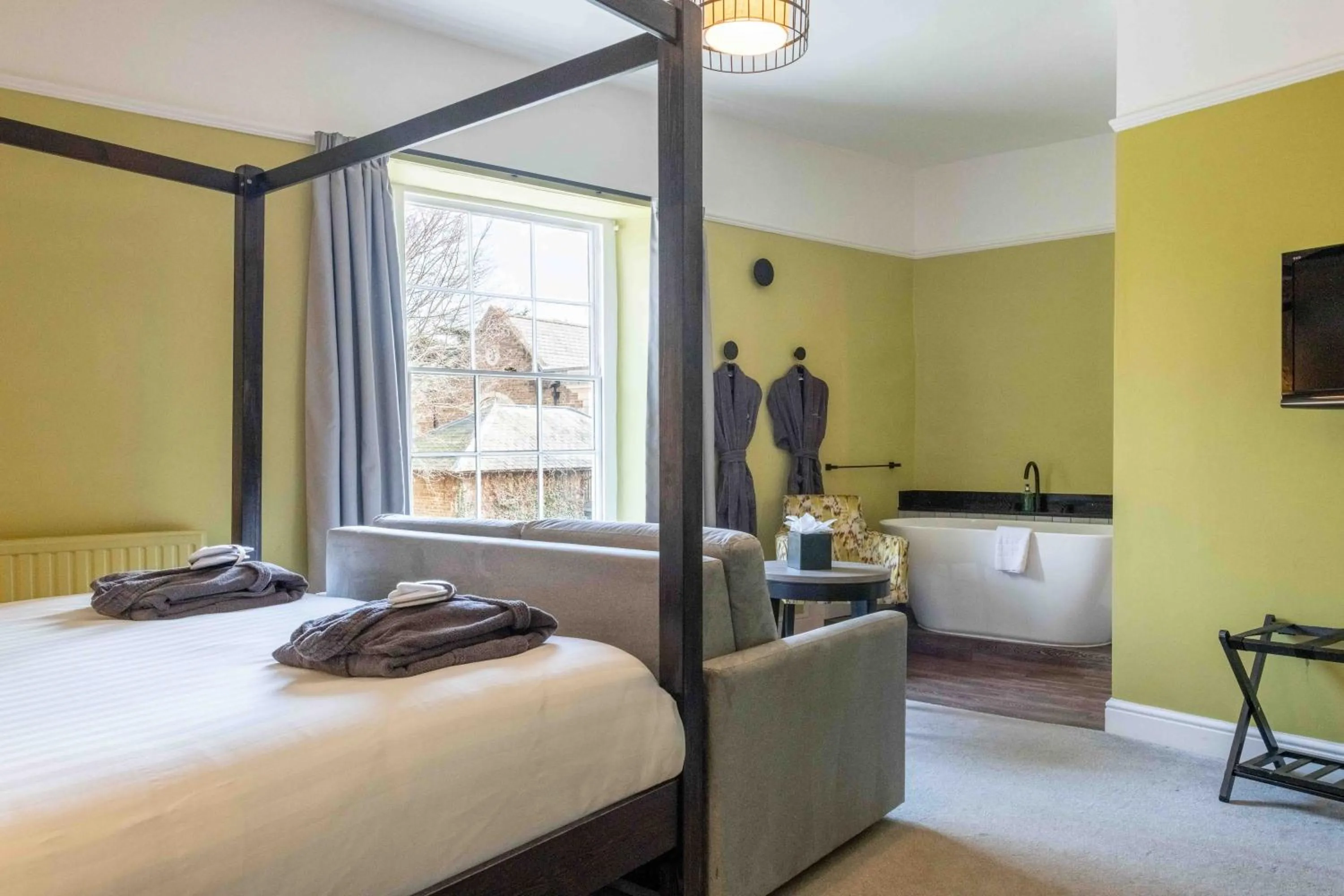 Bath, Bed in Wisteria Hotel