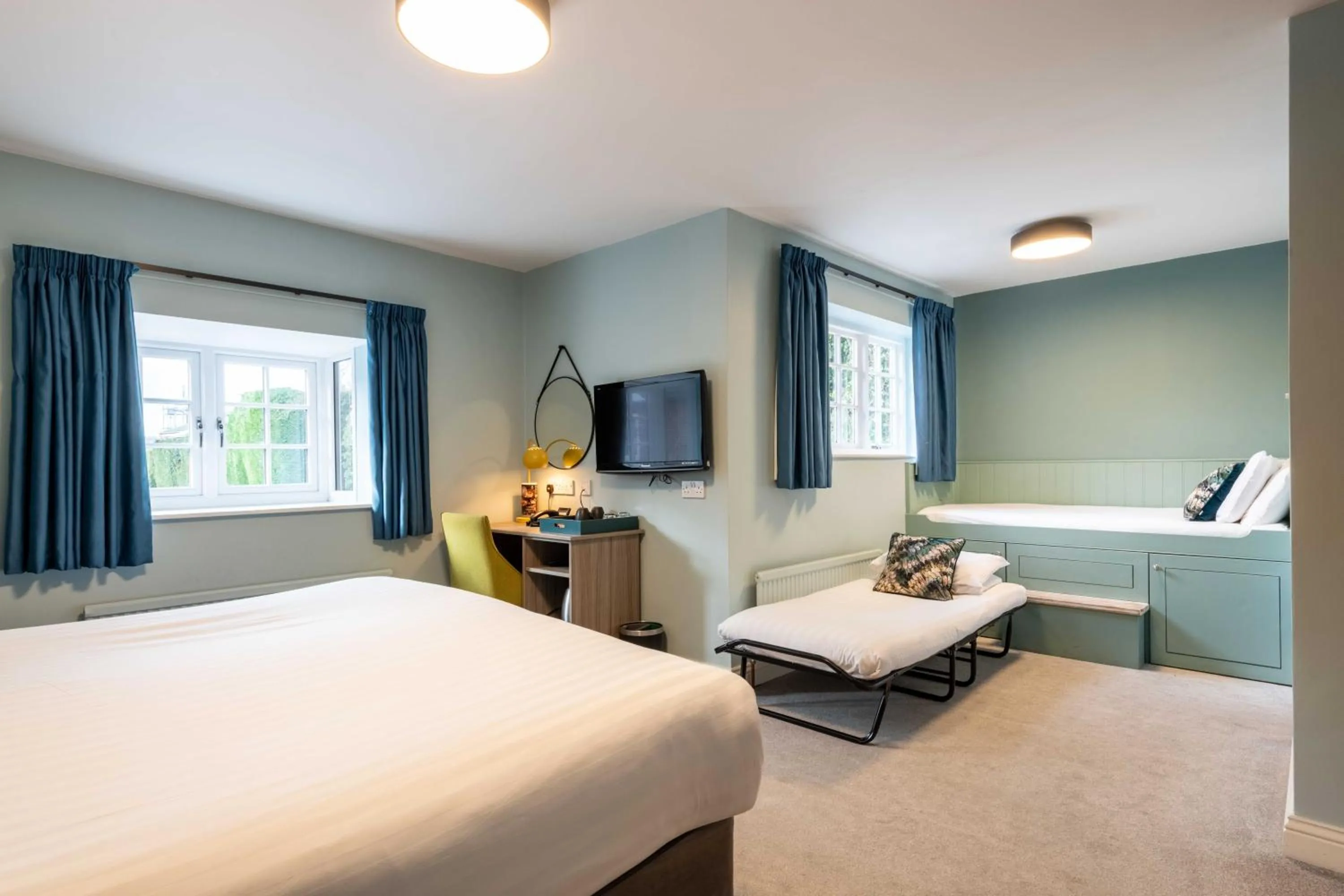 Bedroom, Bed in Wisteria Hotel