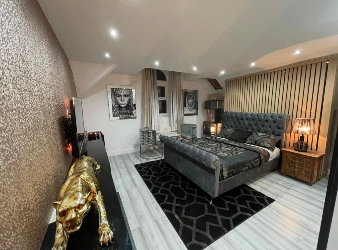 TV and multimedia in Hendham House - Near Etihad Stadium, CoOp Live Arena, AO Arena, Piccadilly Train Station & Manchester City Centre