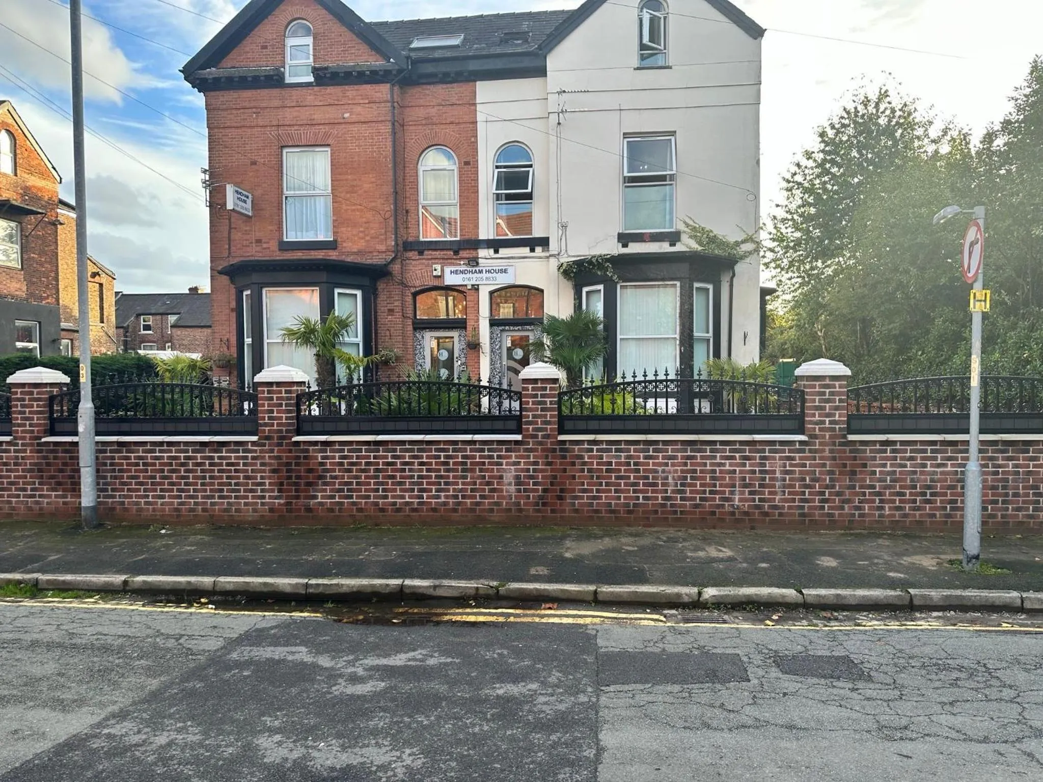 Property building in Hendham House - Near Etihad Stadium, CoOp Live Arena, AO Arena, Piccadilly Train Station & Manchester City Centre