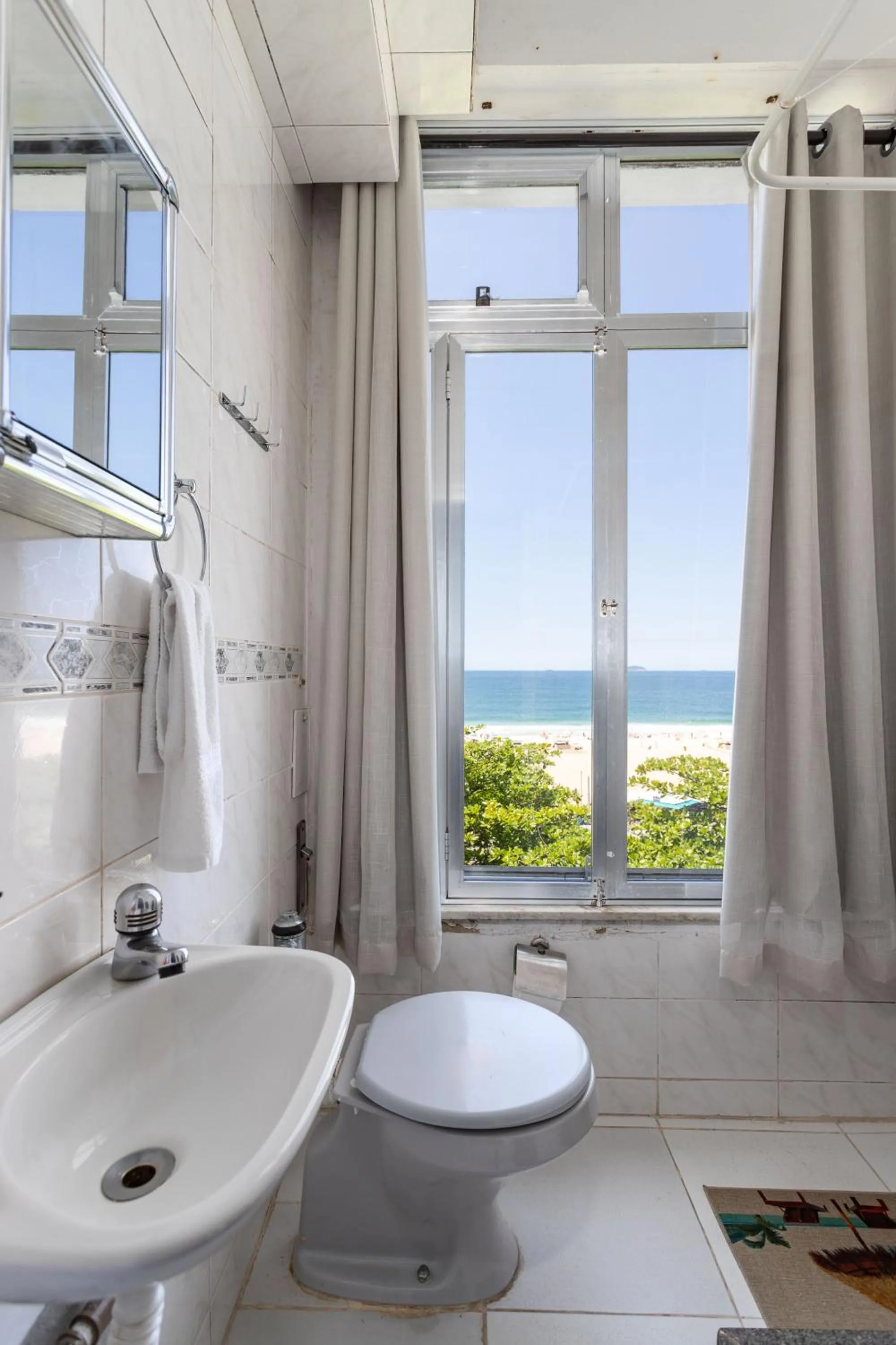 Shower in Deslumbrante vista para a Praia de Copacabana.