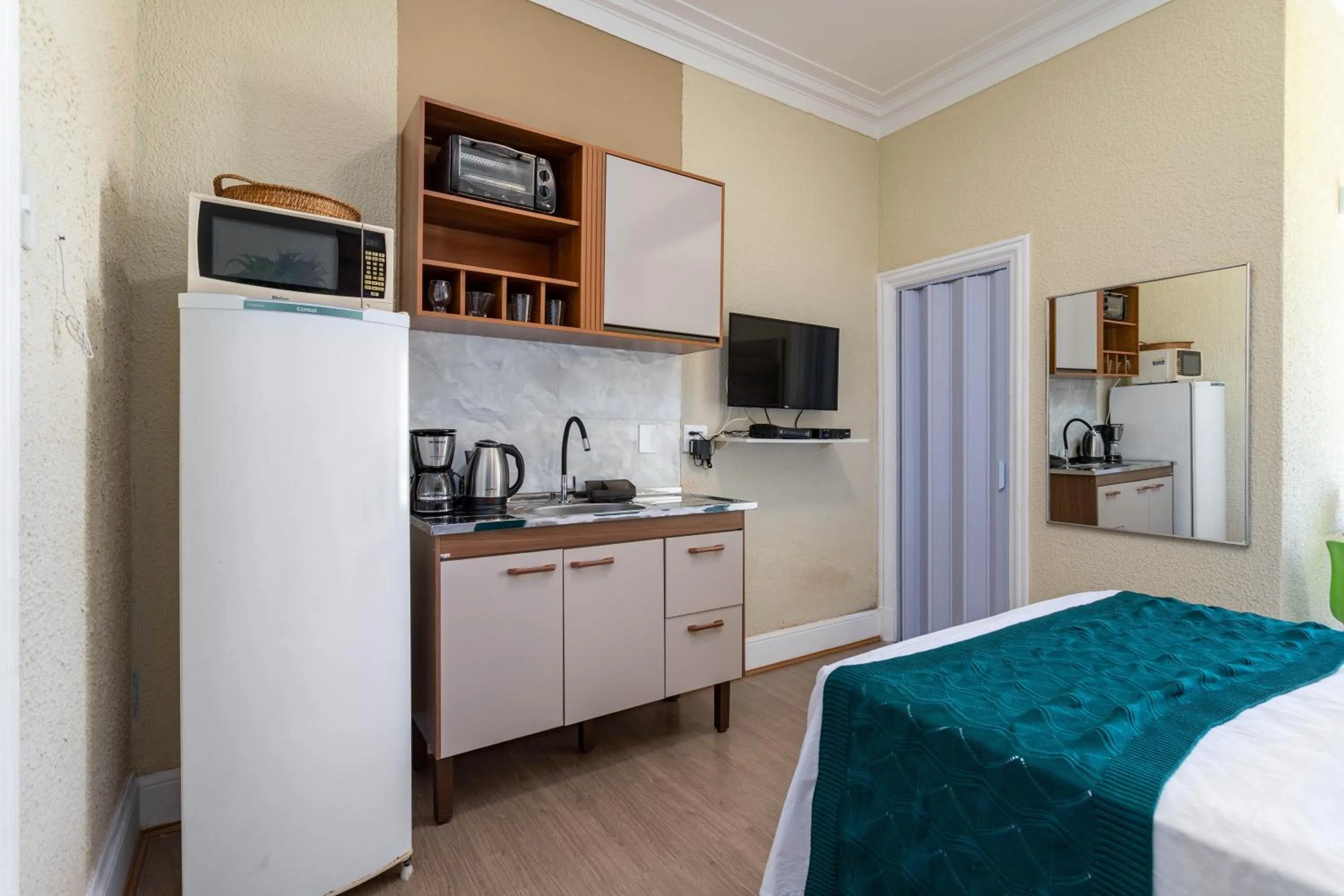 kitchen, Bed in Deslumbrante vista para a Praia de Copacabana.