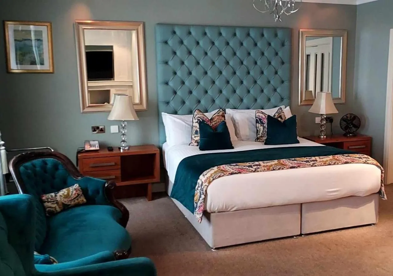 Bedroom, Bed in Headfort Arms Hotel