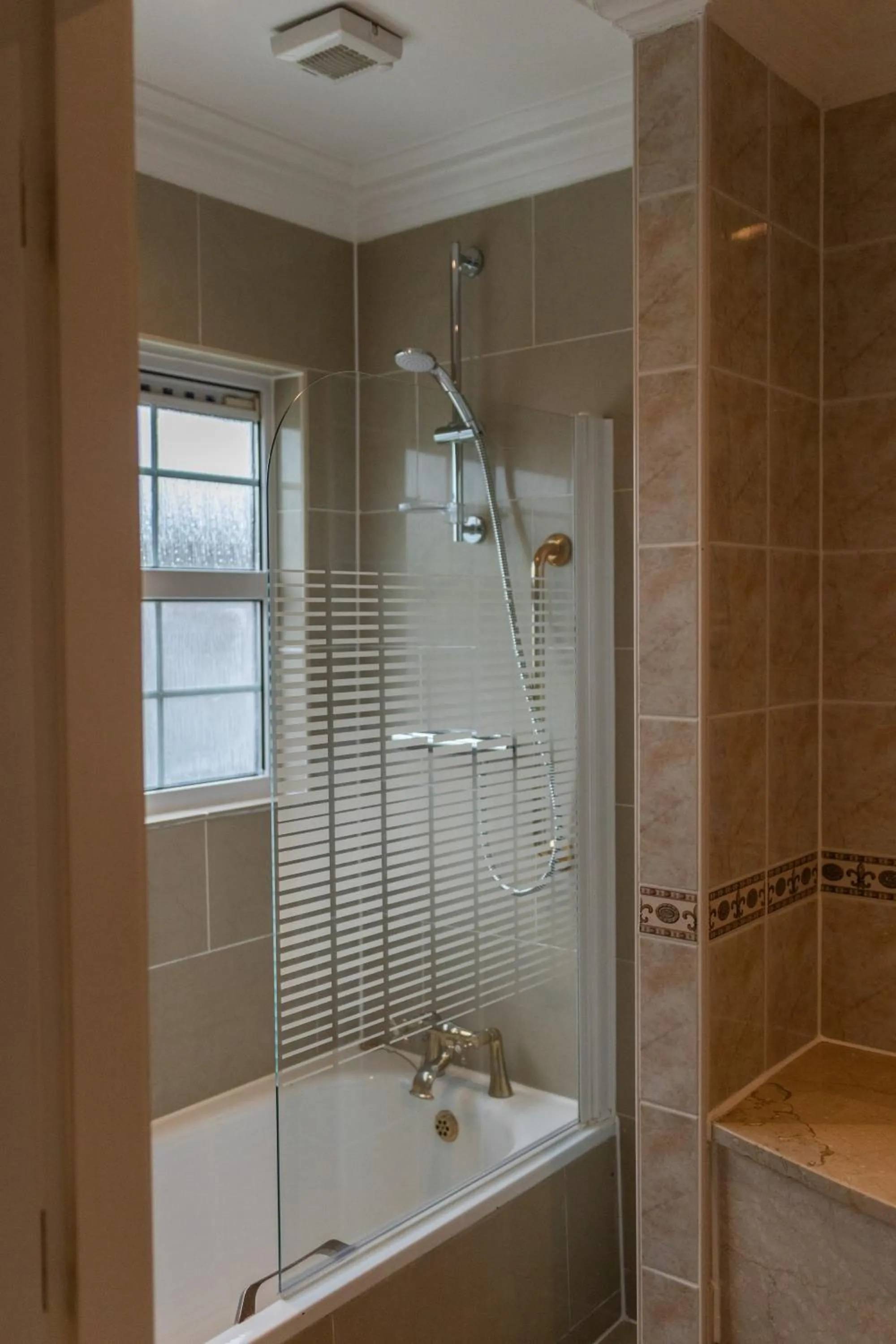 Shower in The Dawson Hostel - DUBLIN