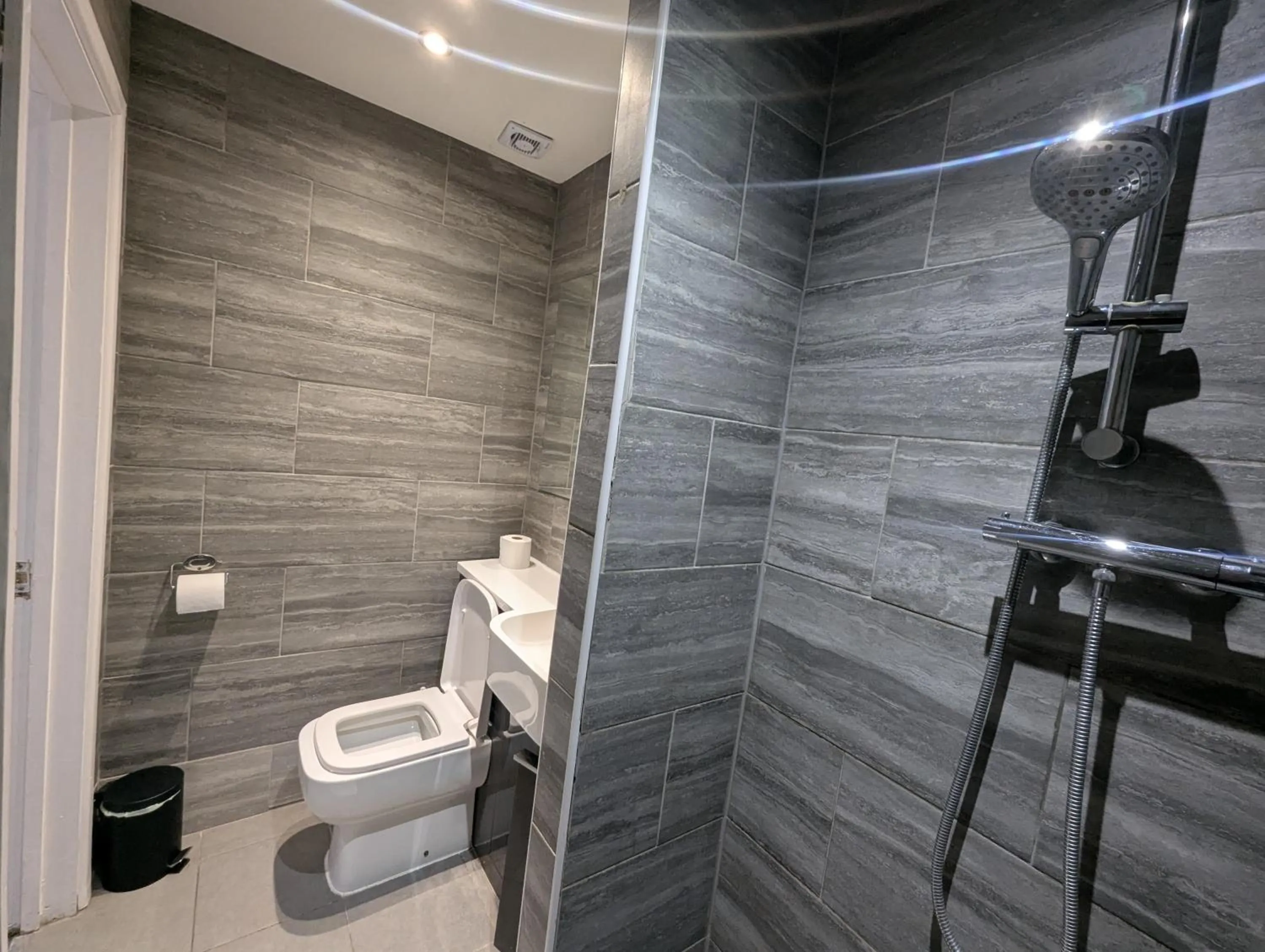 Bathroom in OYO Firs Lodge London Heathrow