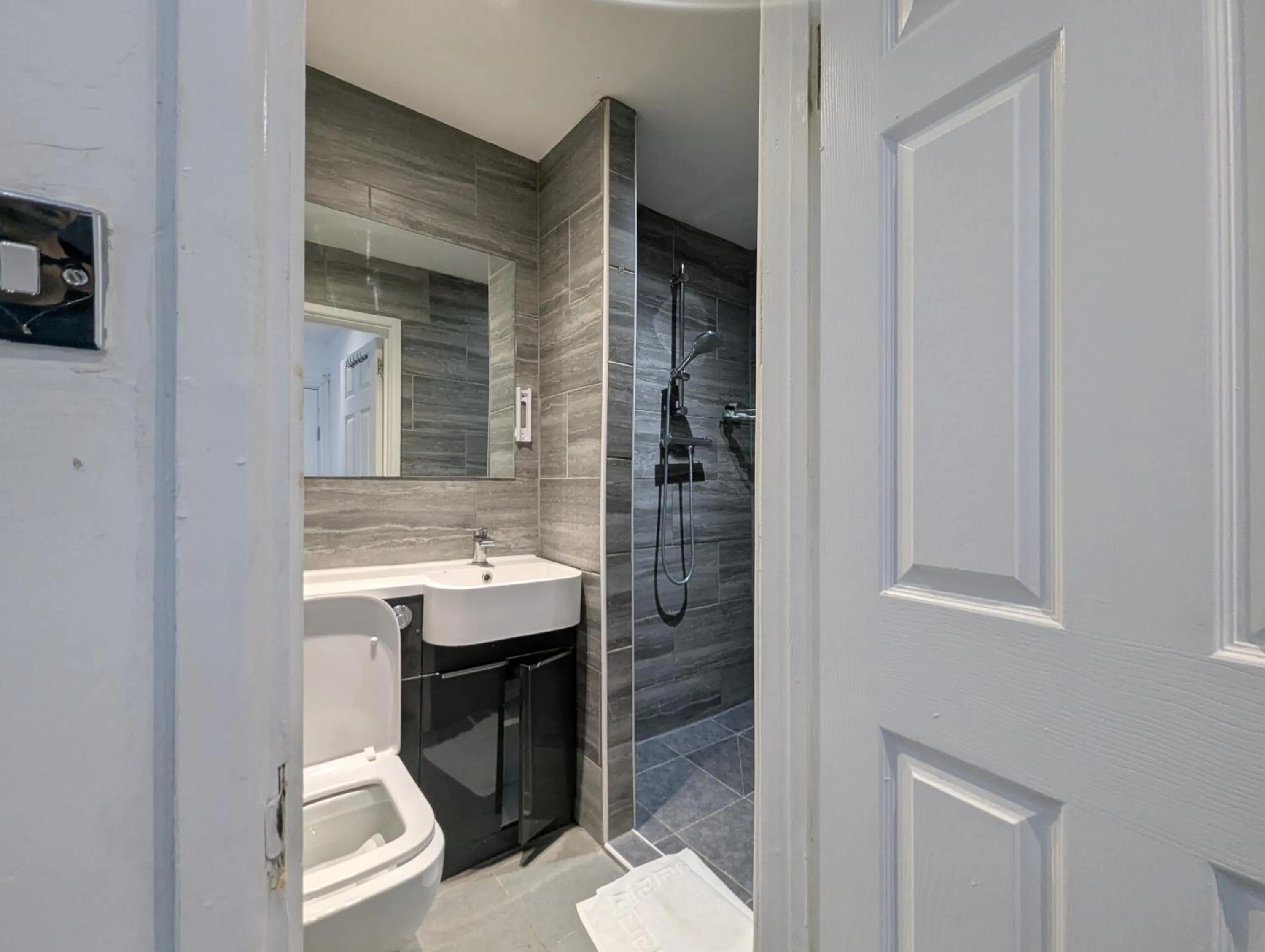 Shower in OYO Firs Lodge London Heathrow