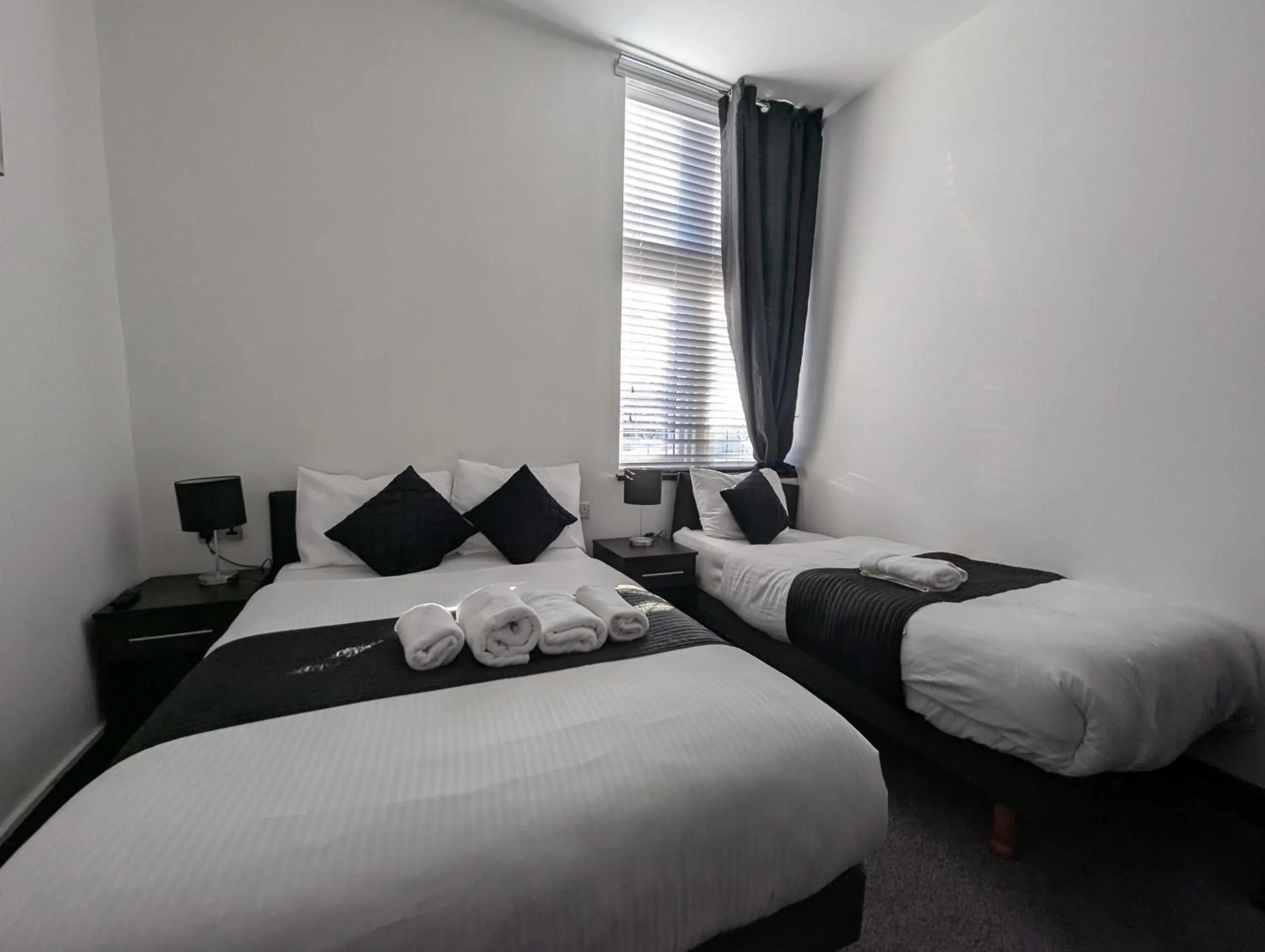 Bed in OYO Firs Lodge London Heathrow
