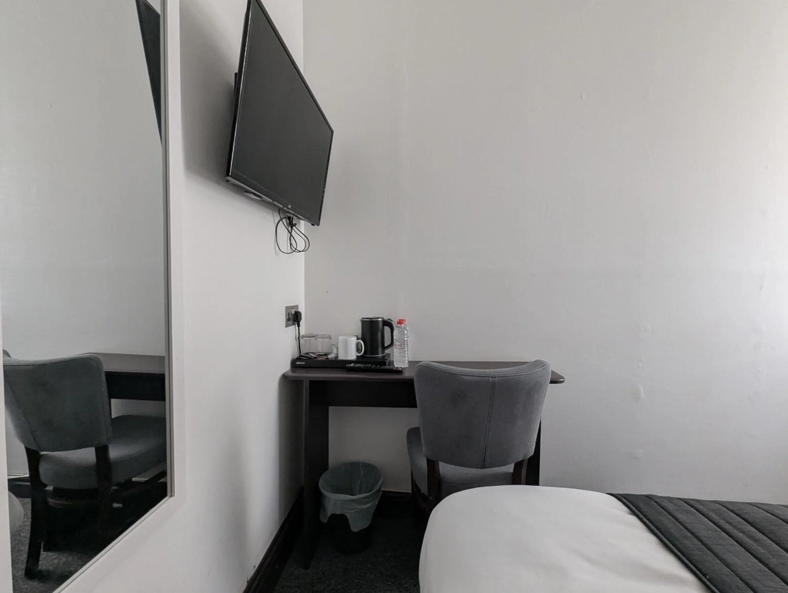 Bedroom in OYO Firs Lodge London Heathrow