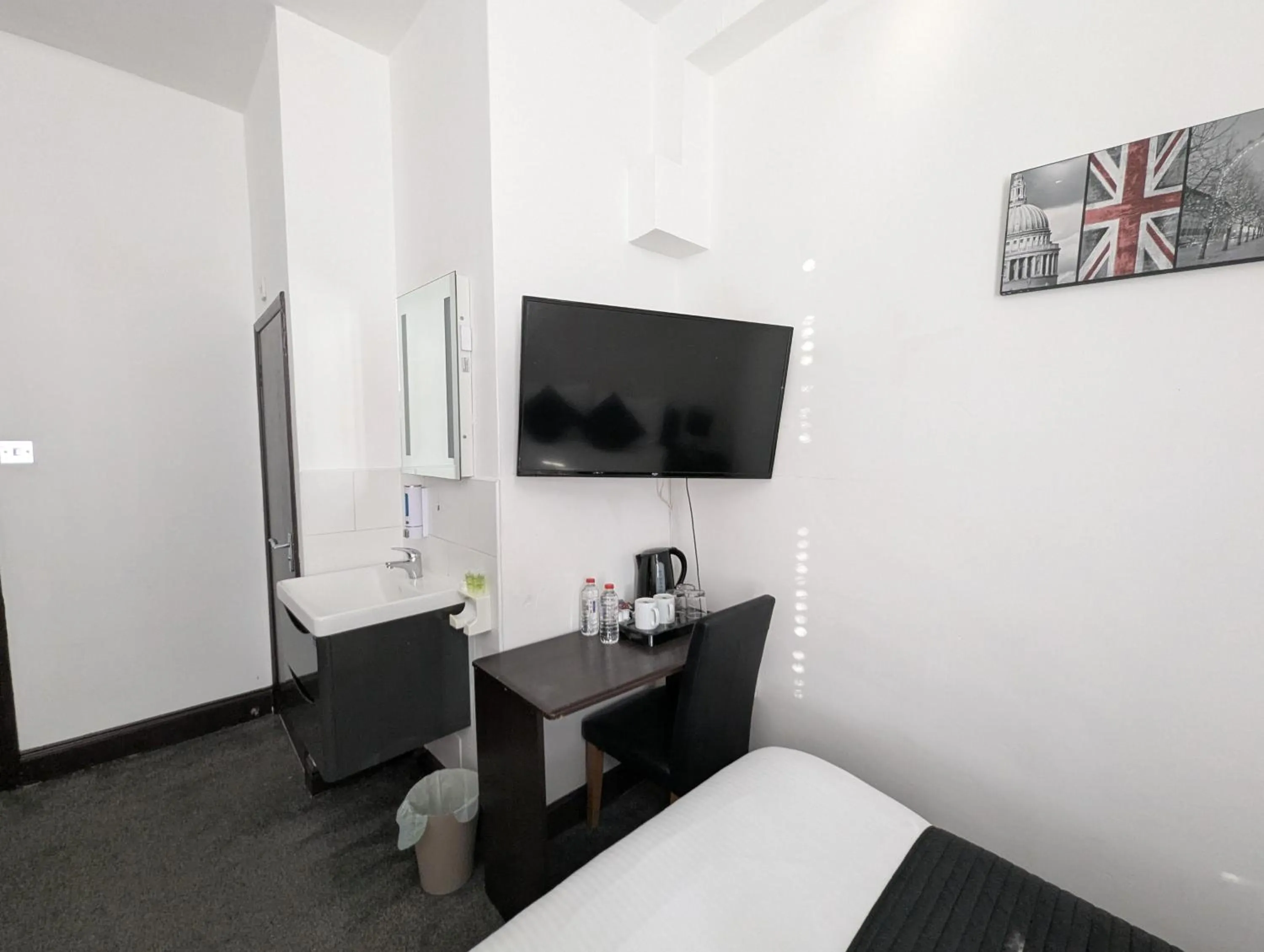 Bedroom in OYO Firs Lodge London Heathrow