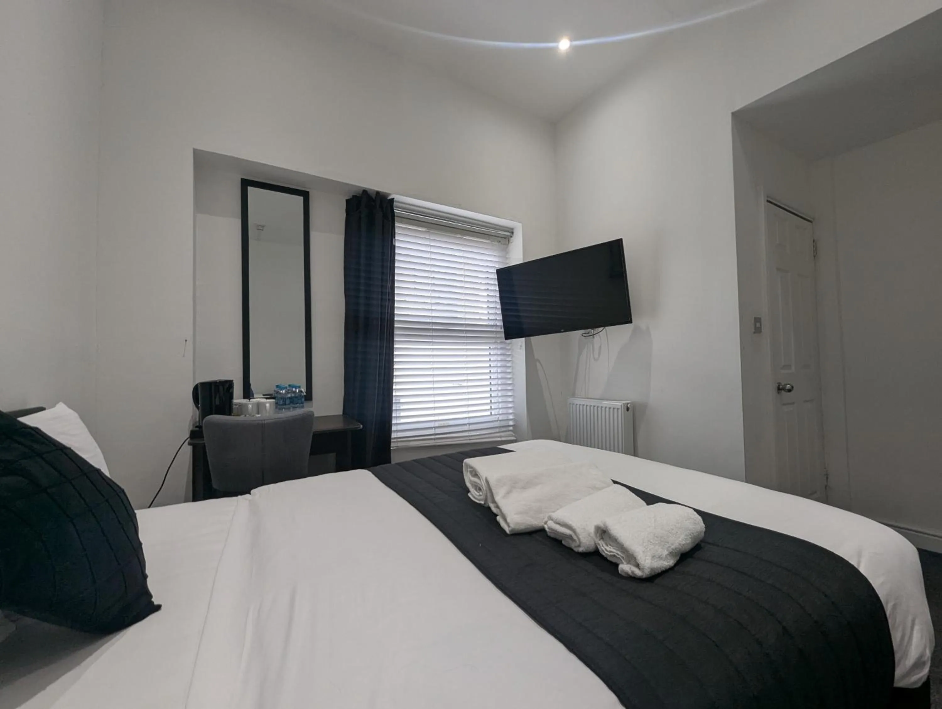 Photo of the whole room, Bed in OYO Firs Lodge London Heathrow