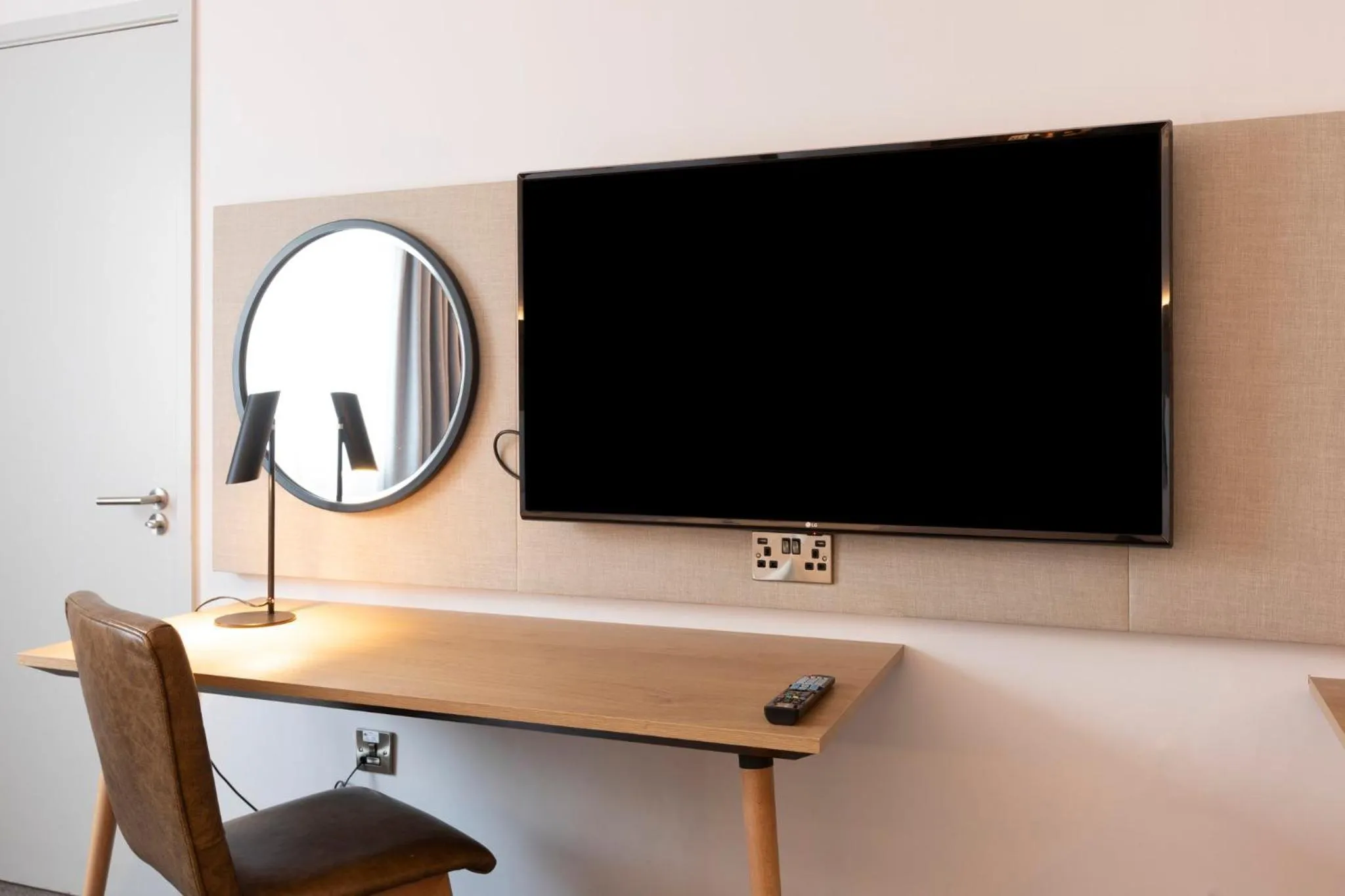 Photo of the whole room in Holiday Inn Brentwood by IHG