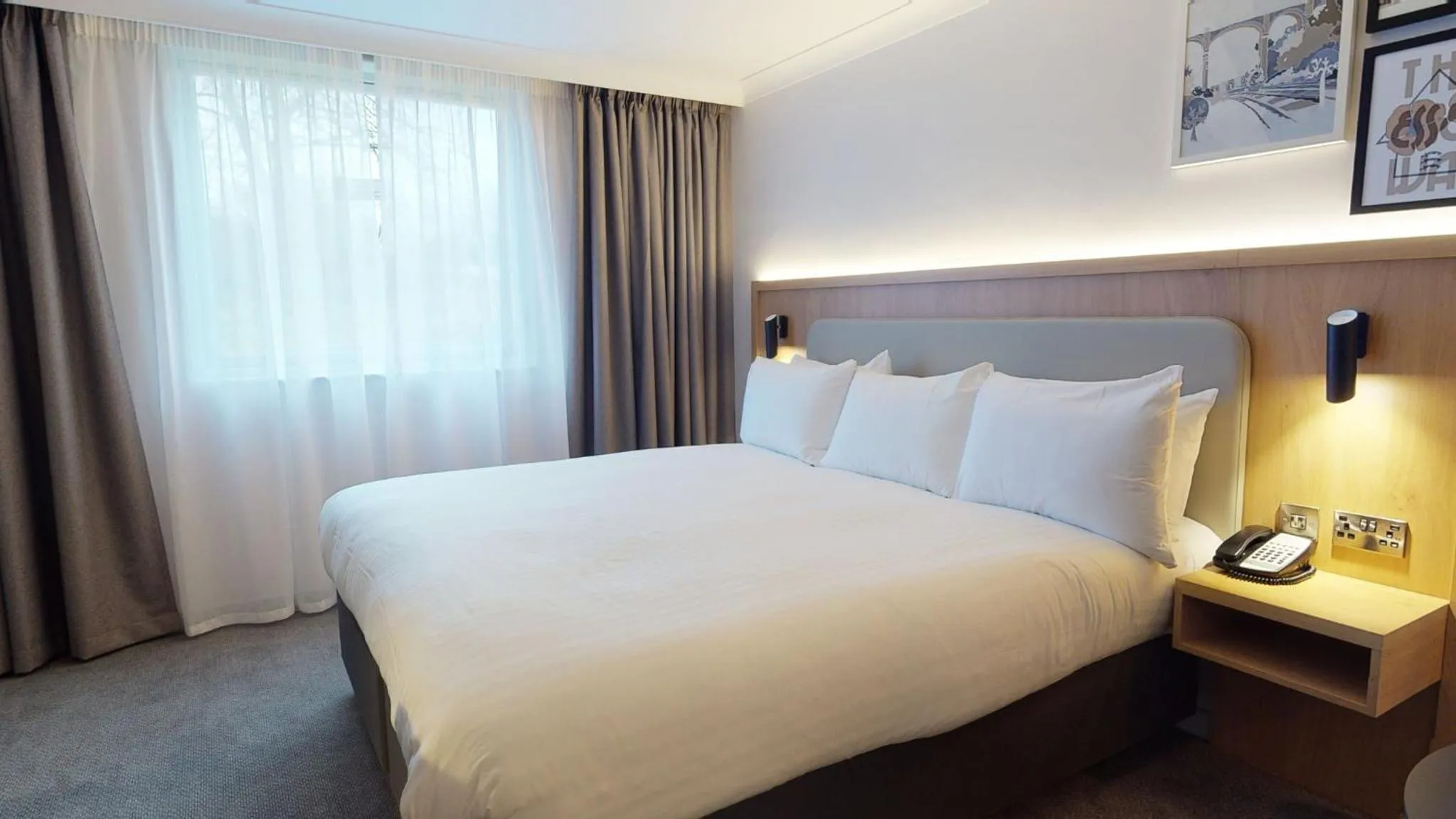 Photo of the whole room, Bed in Holiday Inn Brentwood by IHG