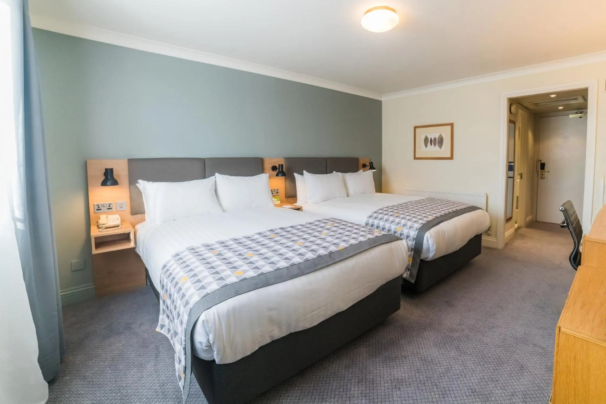 Photo of the whole room, Bed in Holiday Inn Brentwood by IHG