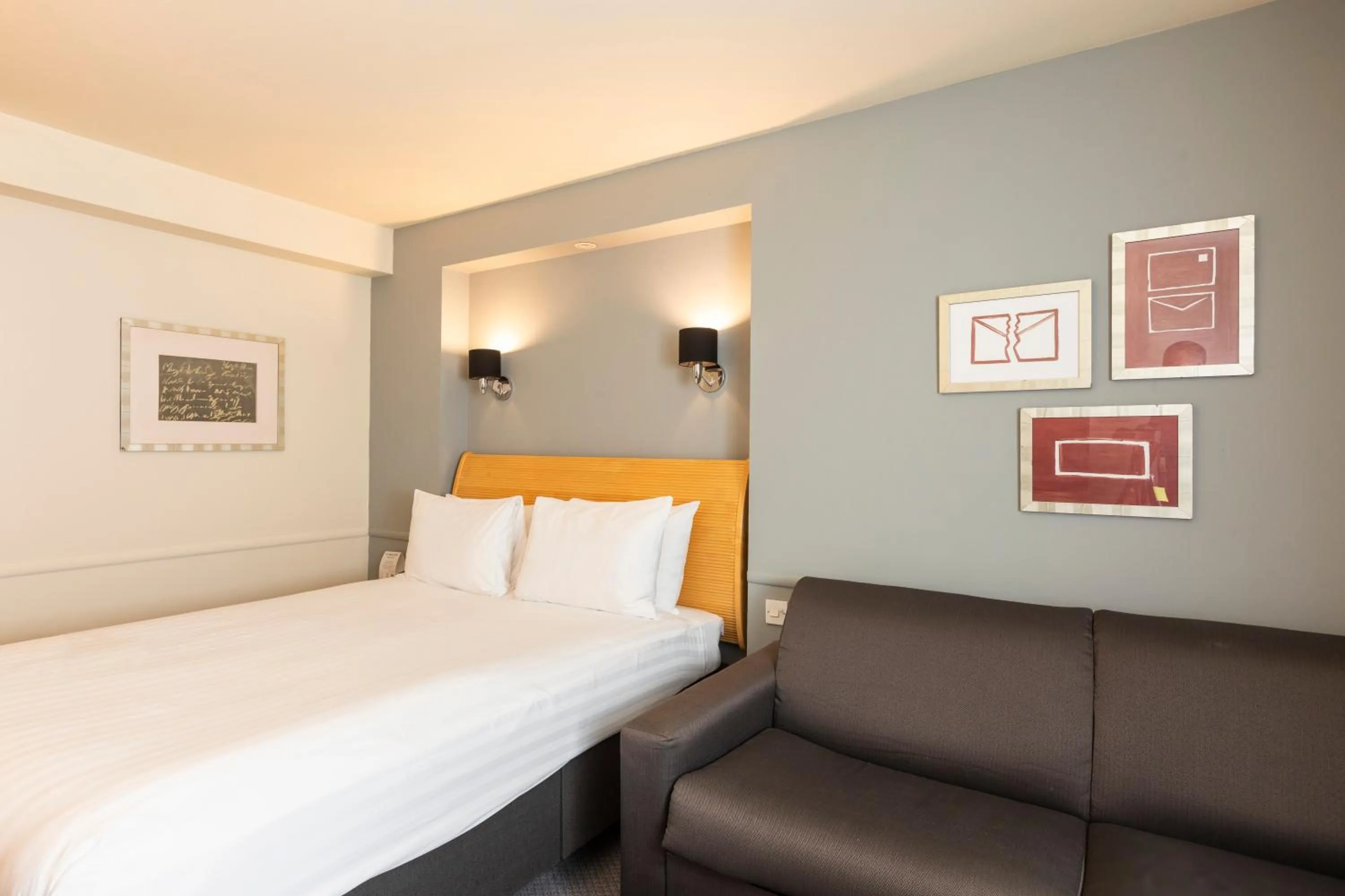 TV and multimedia, Bed in Holiday Inn Brentwood by IHG