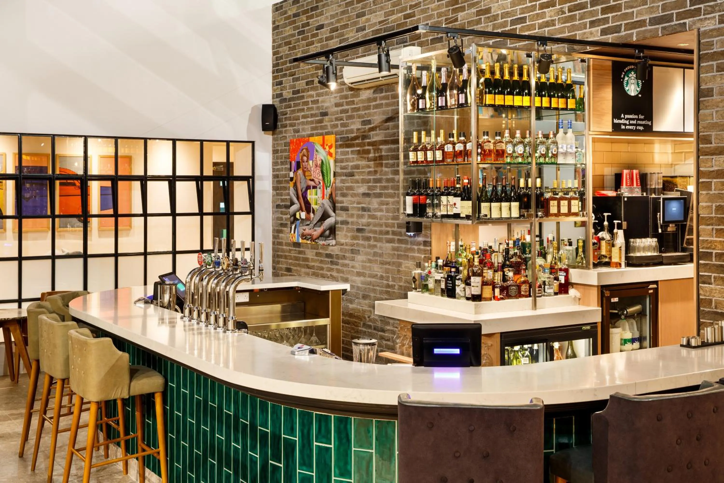 Lounge or bar in Holiday Inn Brentwood by IHG