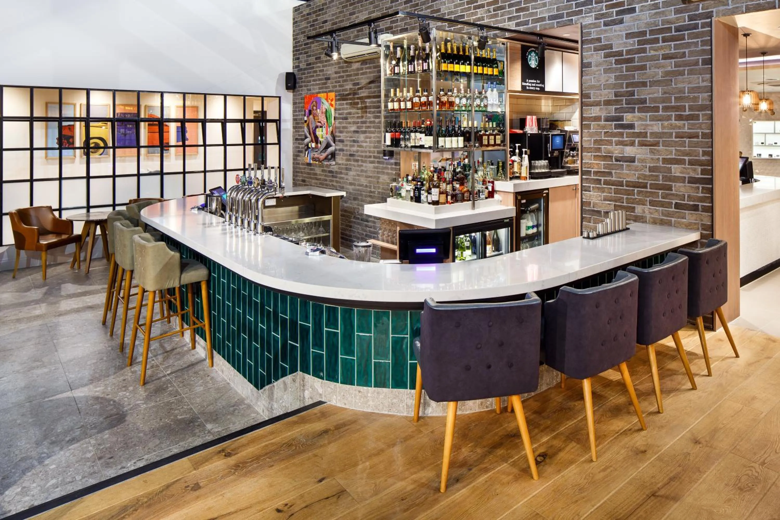 Lounge or bar in Holiday Inn Brentwood by IHG