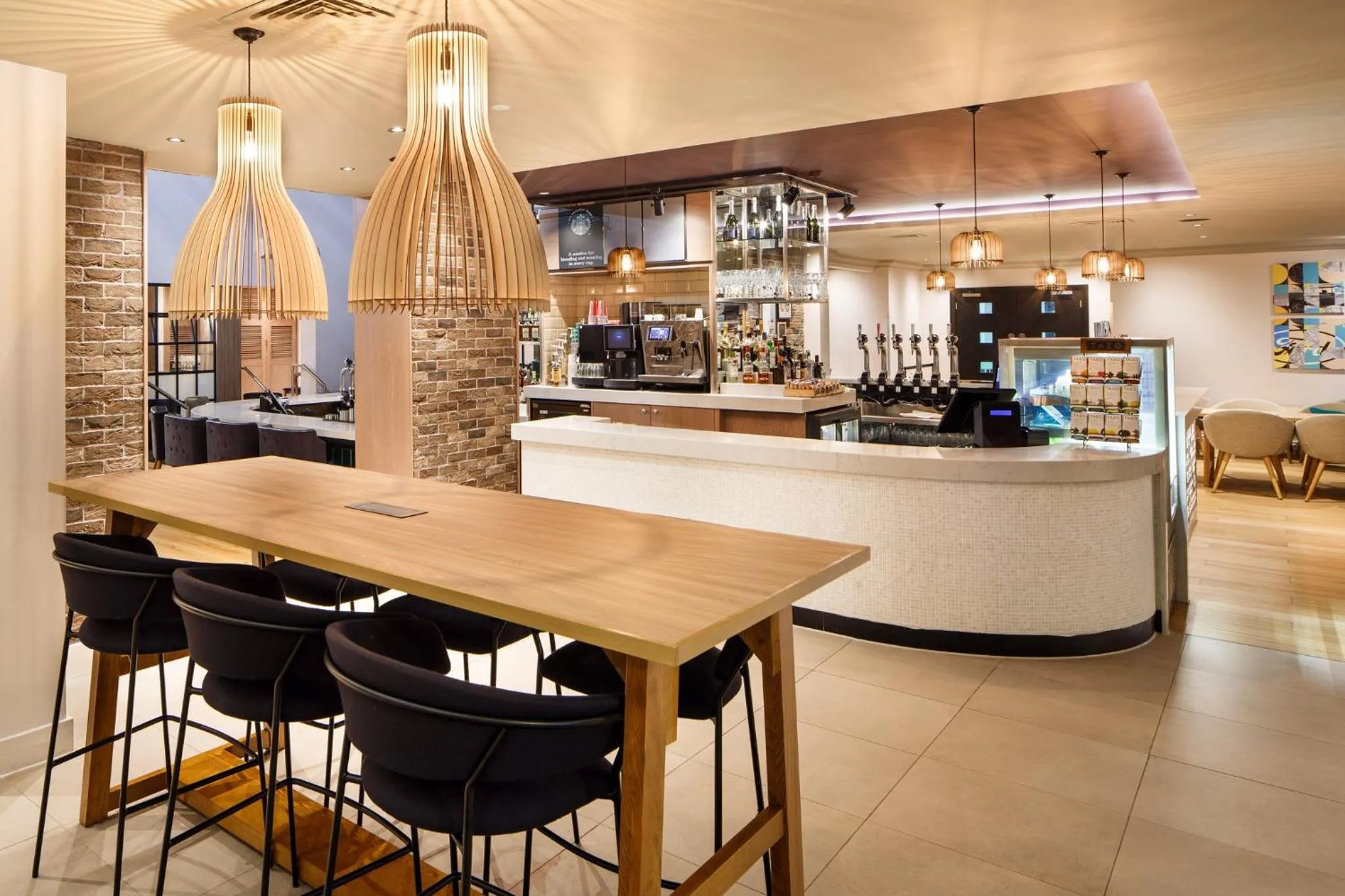 Lounge or bar in Holiday Inn Brentwood by IHG