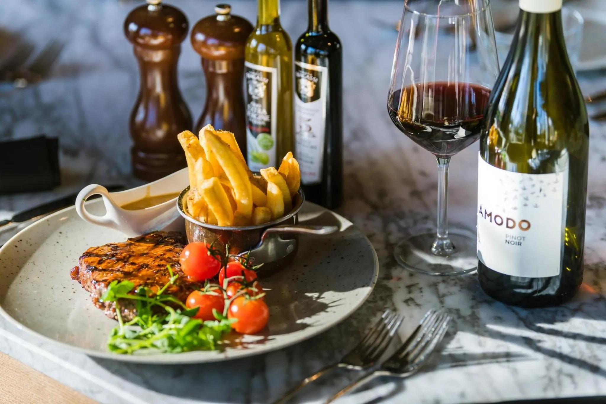 Restaurant/places to eat in Holiday Inn Brentwood by IHG