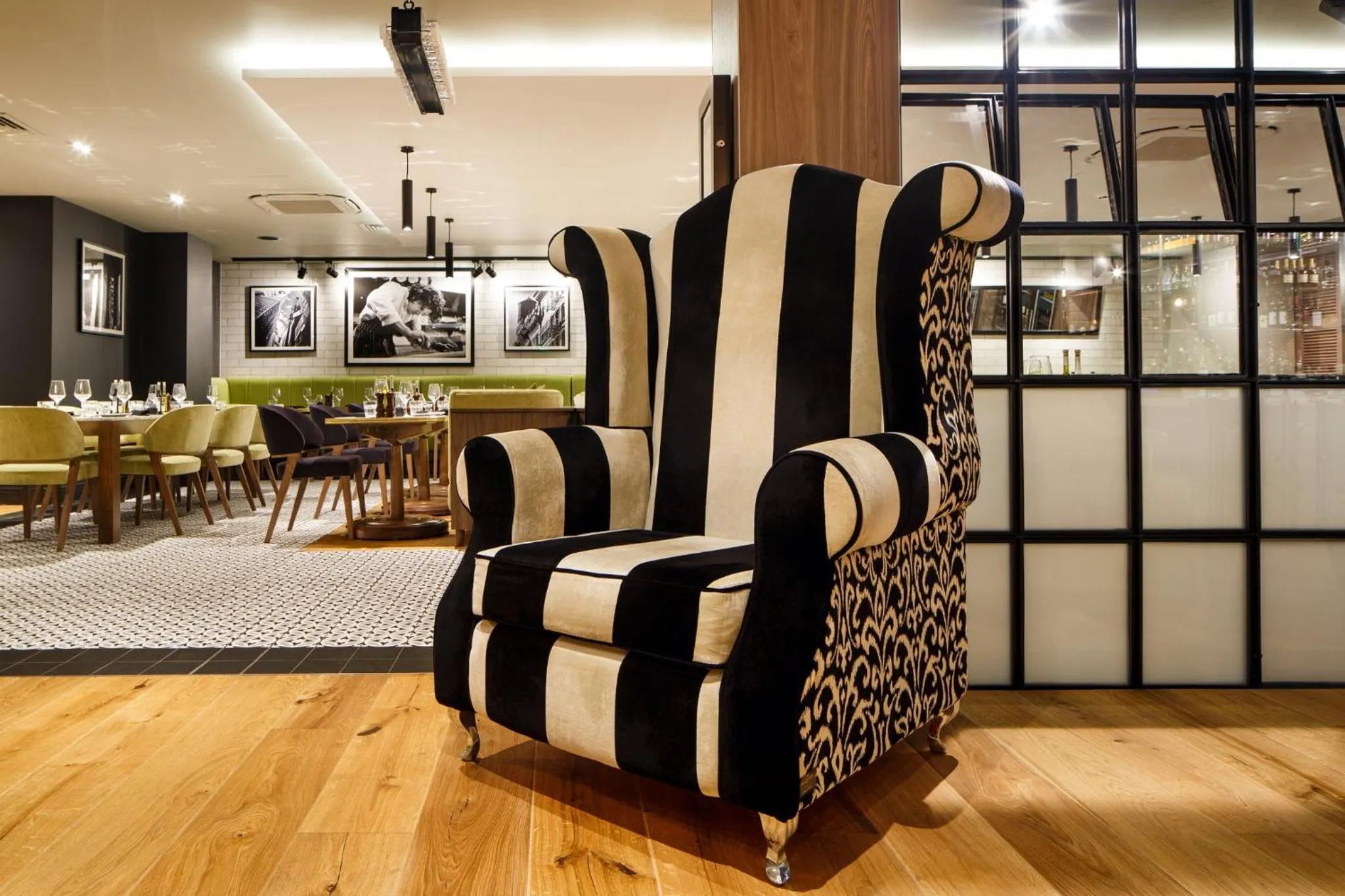 Lounge or bar in Holiday Inn Brentwood by IHG