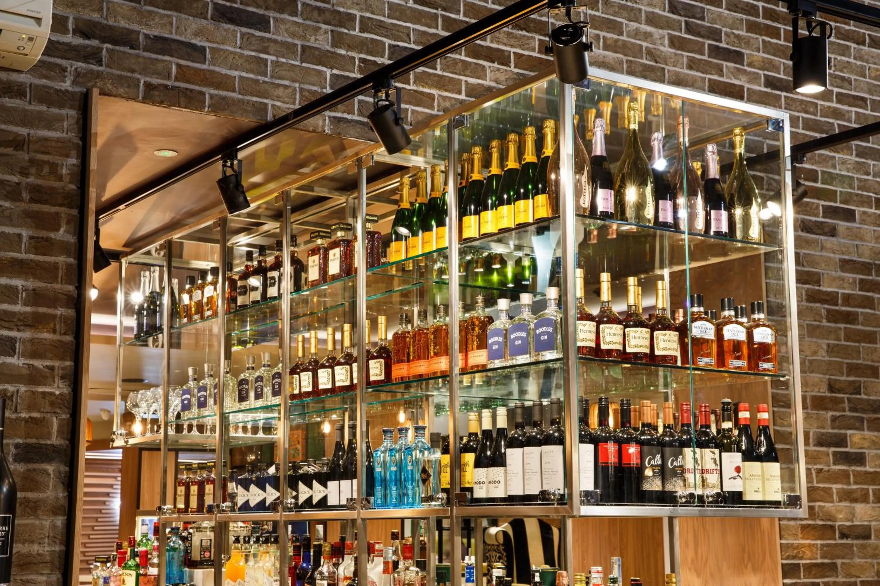 Lounge or bar in Holiday Inn Brentwood by IHG