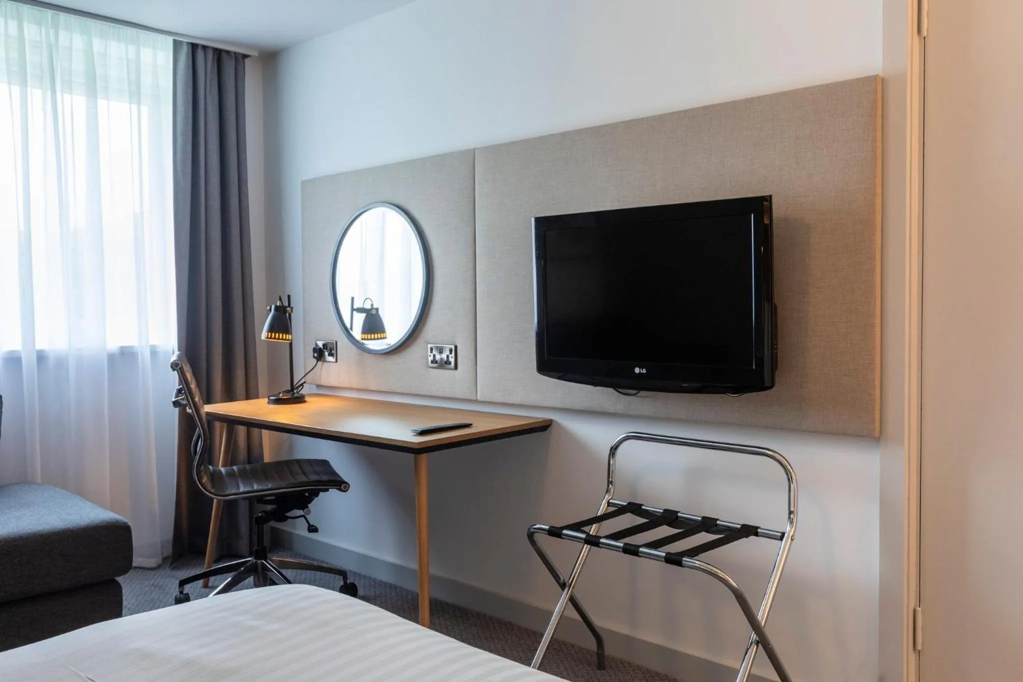 Photo of the whole room, Bed in Holiday Inn Brentwood by IHG