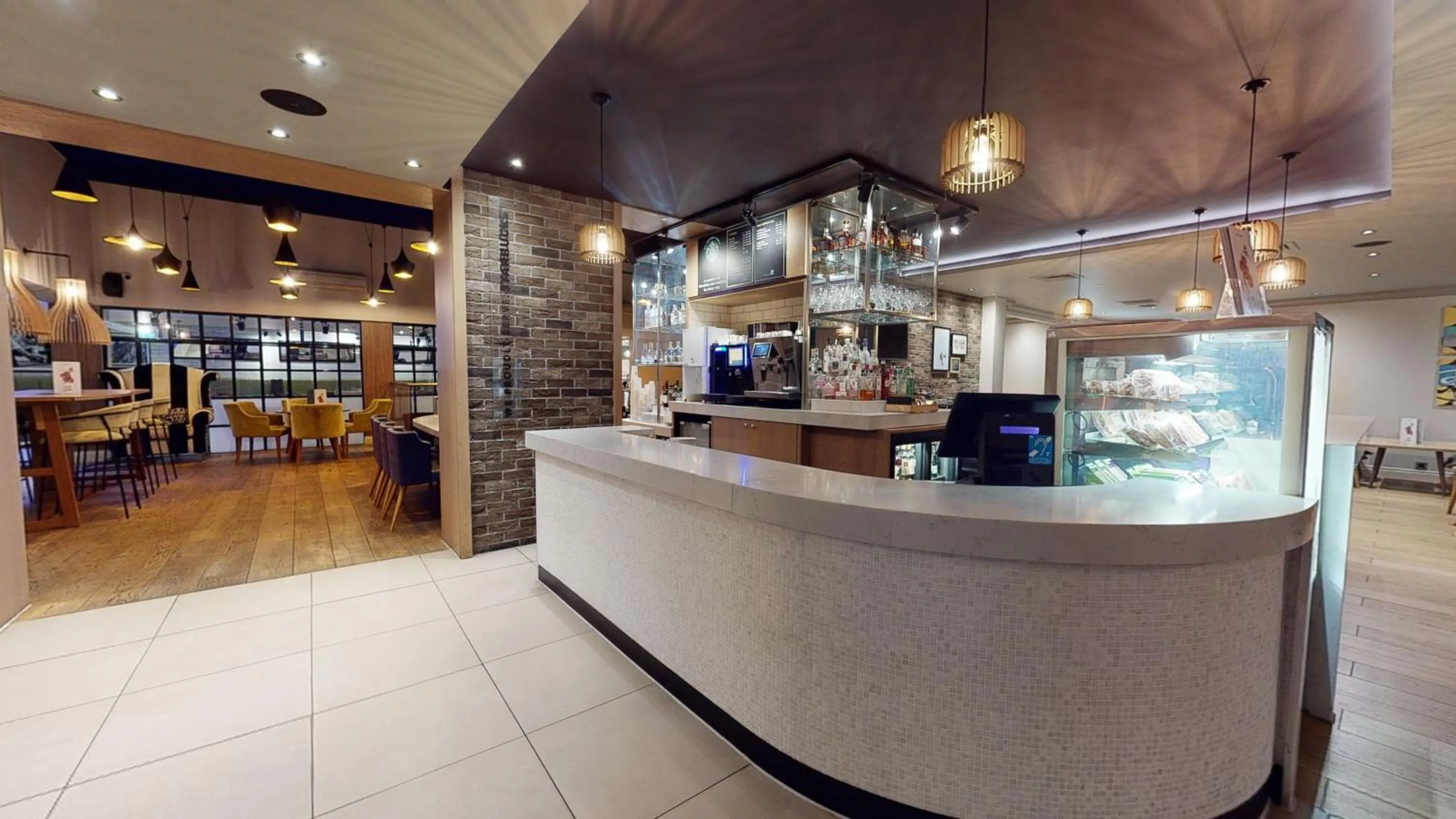 Lounge or bar in Holiday Inn Brentwood by IHG