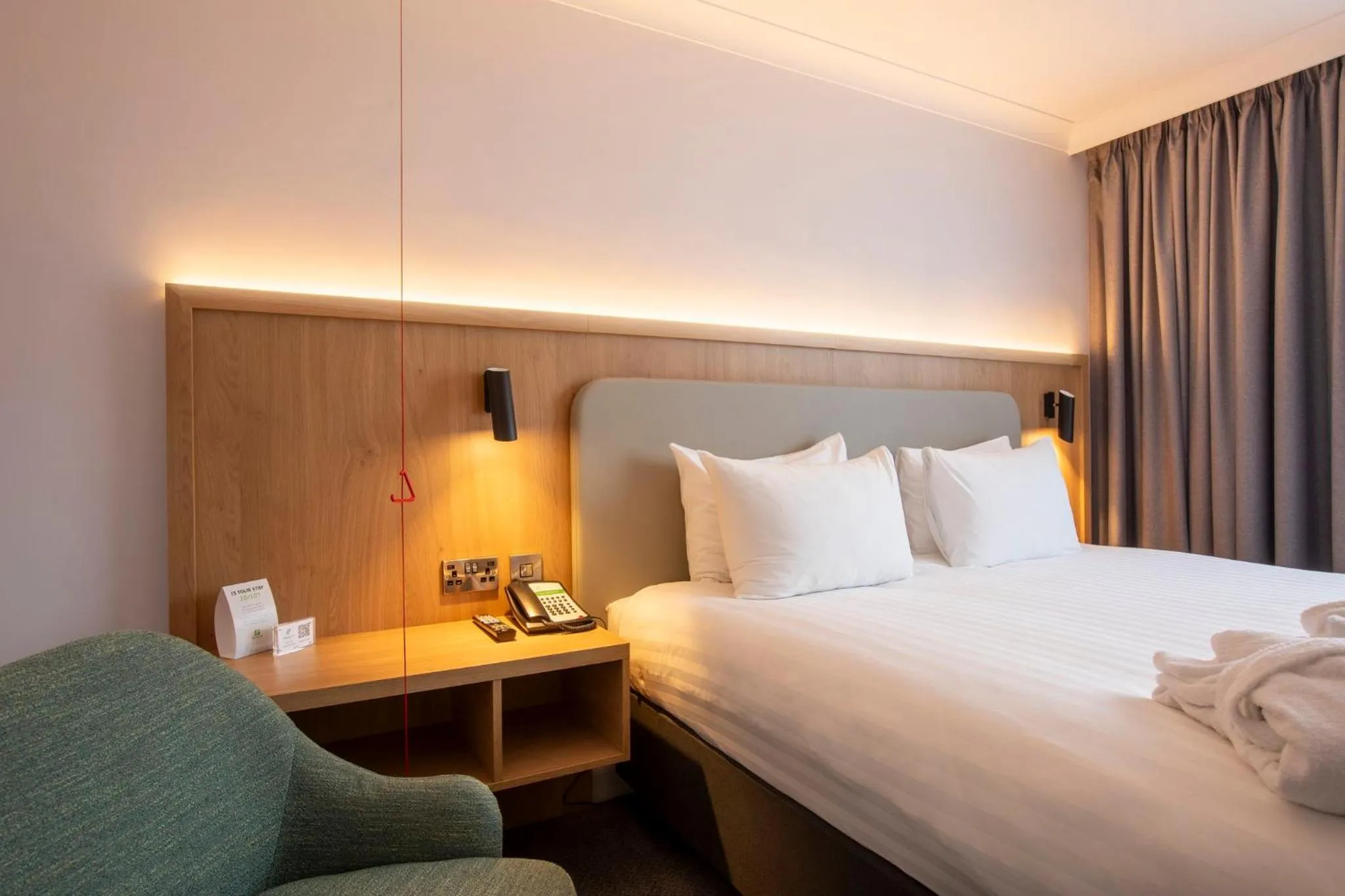 Photo of the whole room, Bed in Holiday Inn Brentwood by IHG