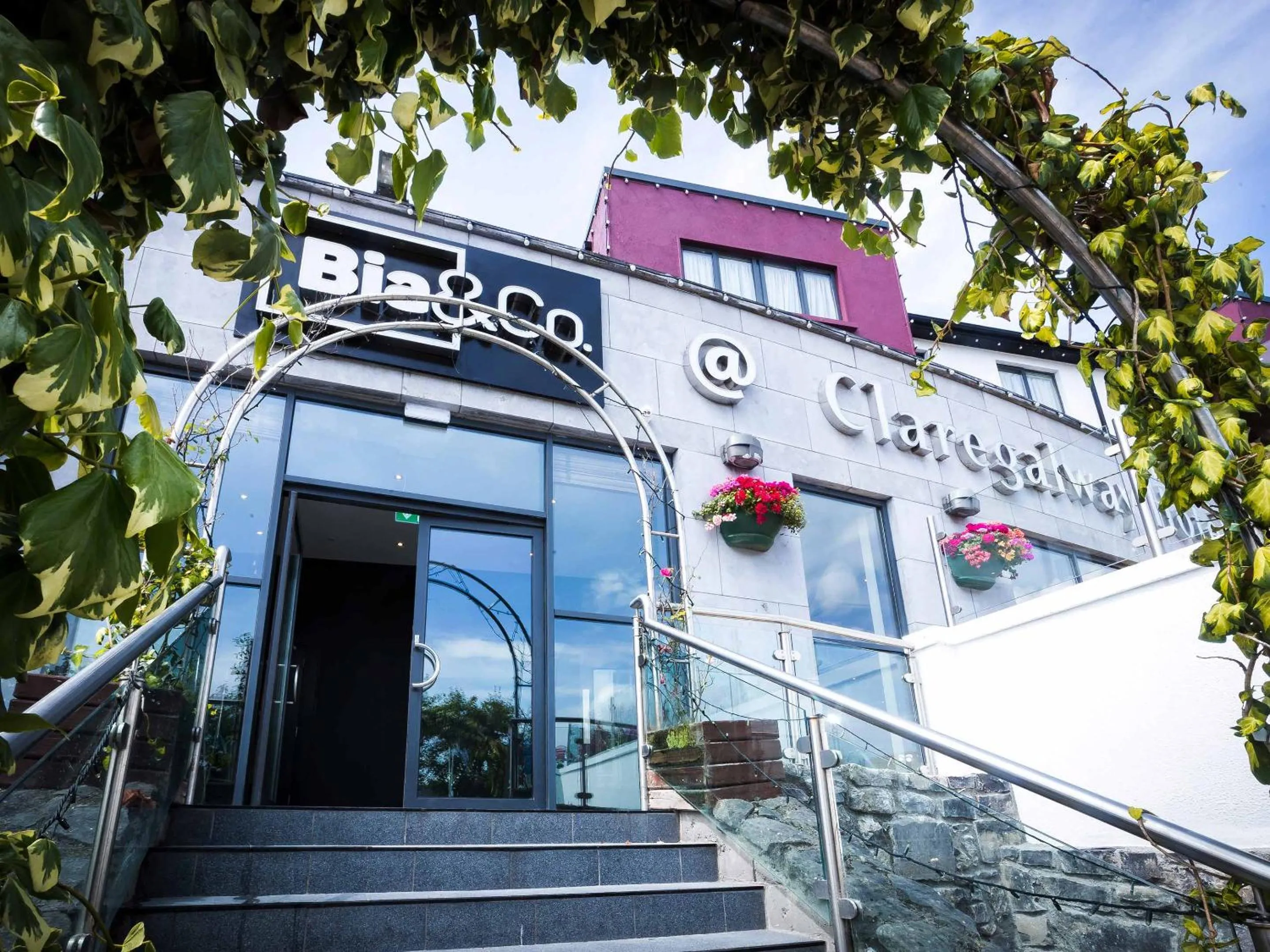 Restaurant/places to eat in Claregalway Hotel