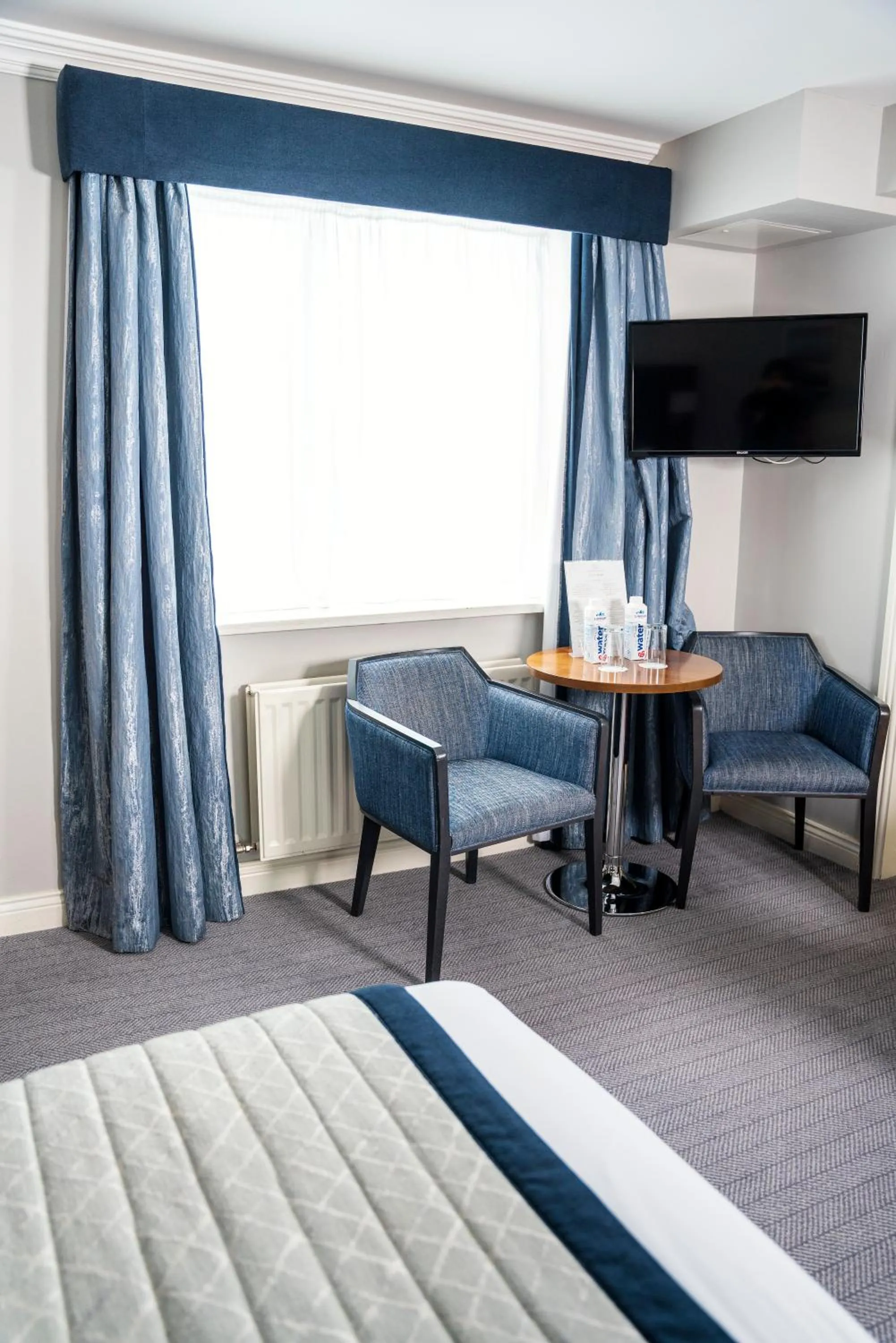 Seating area, Bed in The Western Hotel