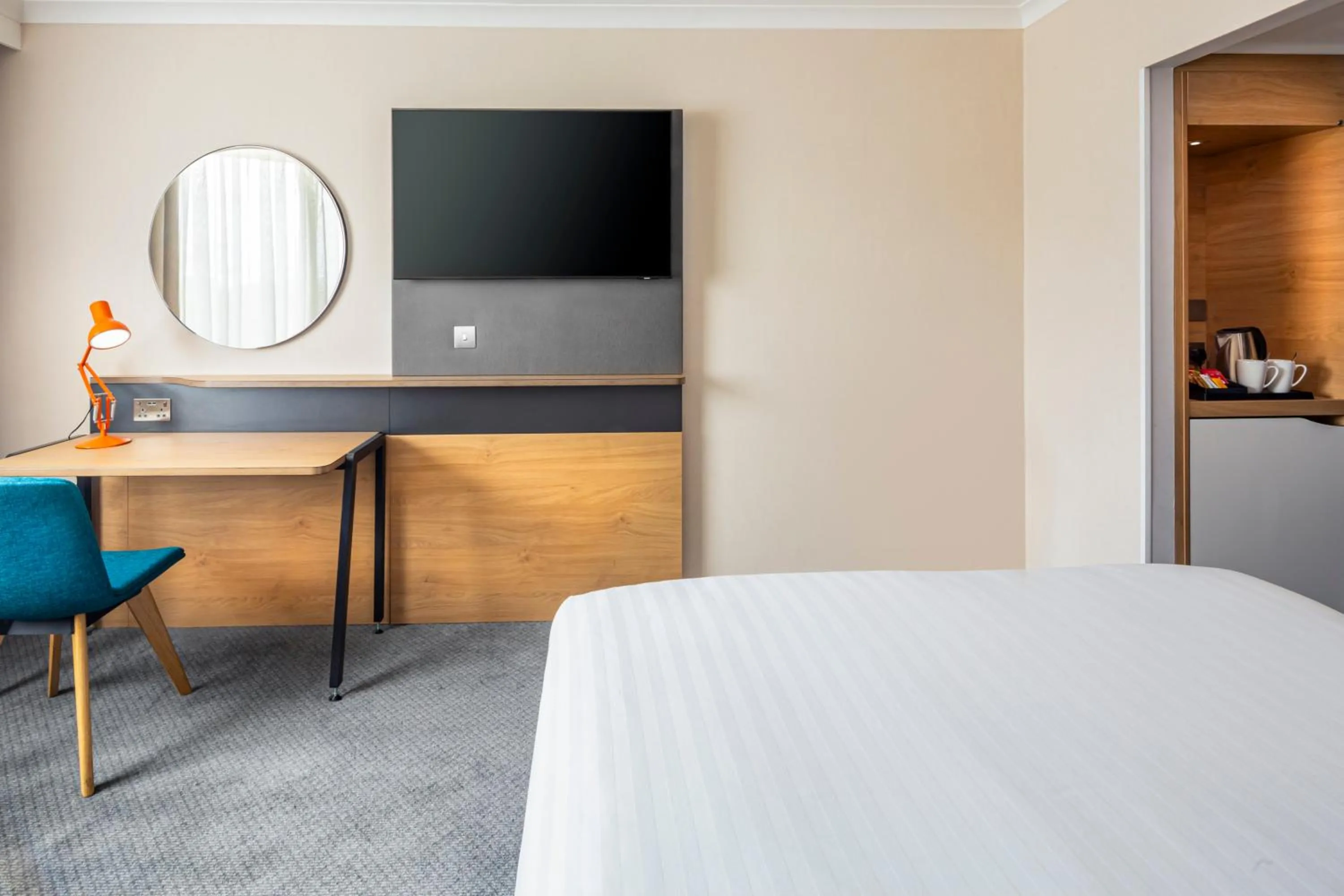 TV and multimedia, Bed in Holiday Inn London - Gatwick Airport by IHG