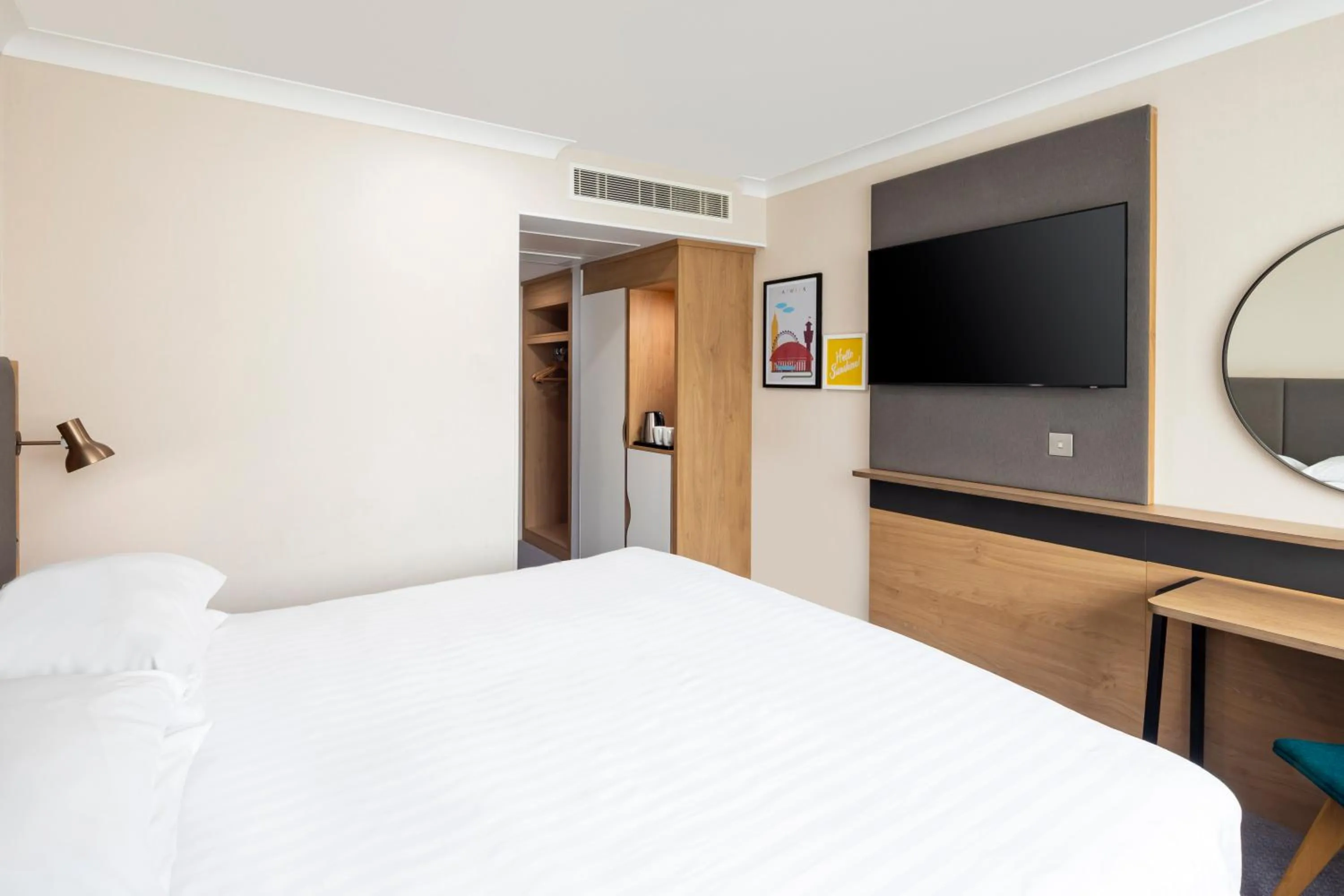 TV and multimedia, Bed in Holiday Inn London - Gatwick Airport by IHG