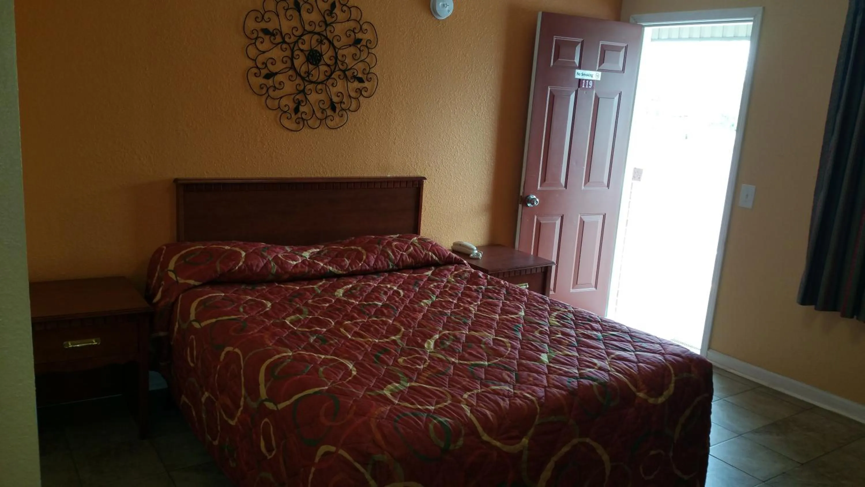 Photo of the whole room, Bed in Budget Inn